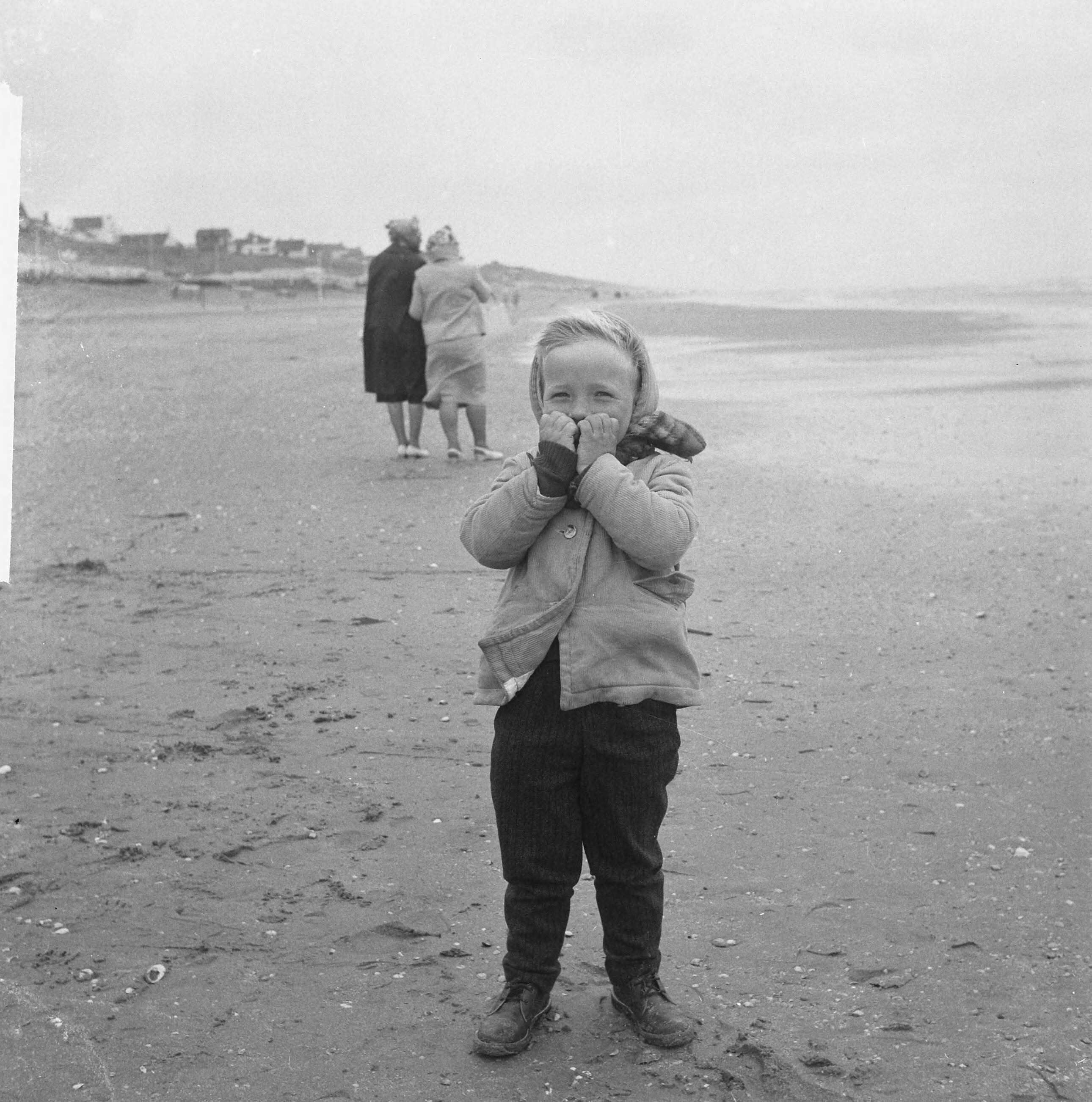Fotocollectie Anefo — Onaangenaam weer op het strand van Zandvoort. Peuter heeft het koud op het strand — Foto: Nijs, Jac. de / Anefo. Licentie: Set B: Rechtenvrij / Publiek Domein. Bron: Nationaal Archief. http://hdl.handle.net/10648/aa0838b2-d0b4-102d-bcf8-003048976d84