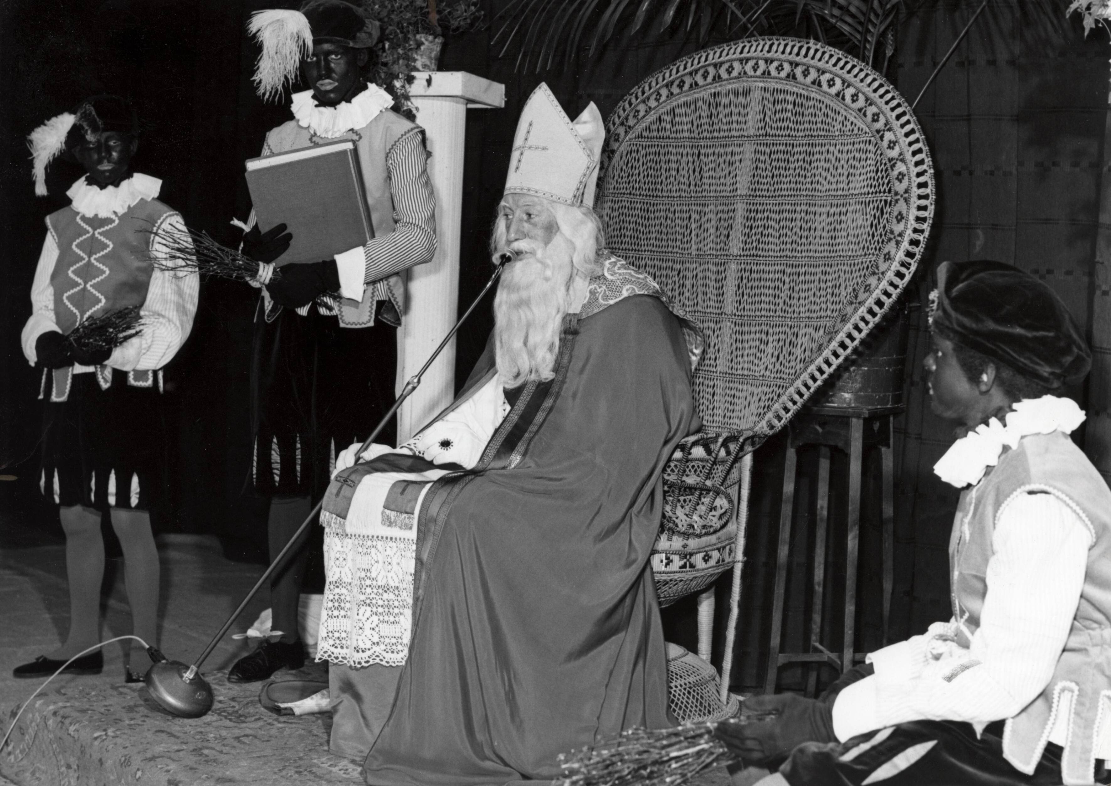 Collectie nader te bepalen — [Sinterklaasfeest N.V. Drukkerij De Spaarnestad in Haarlem] — Foto: Fotograaf Onbekend / Fotobureau onbekend / Spaarnestad Photo (05887). Licentie: Set B: Rechtenvrij / Publiek Domein. Bron: Nationaal Archief. http://hdl.handle.net/10648/35429da6-4055-a382-e063-6df0900a6686