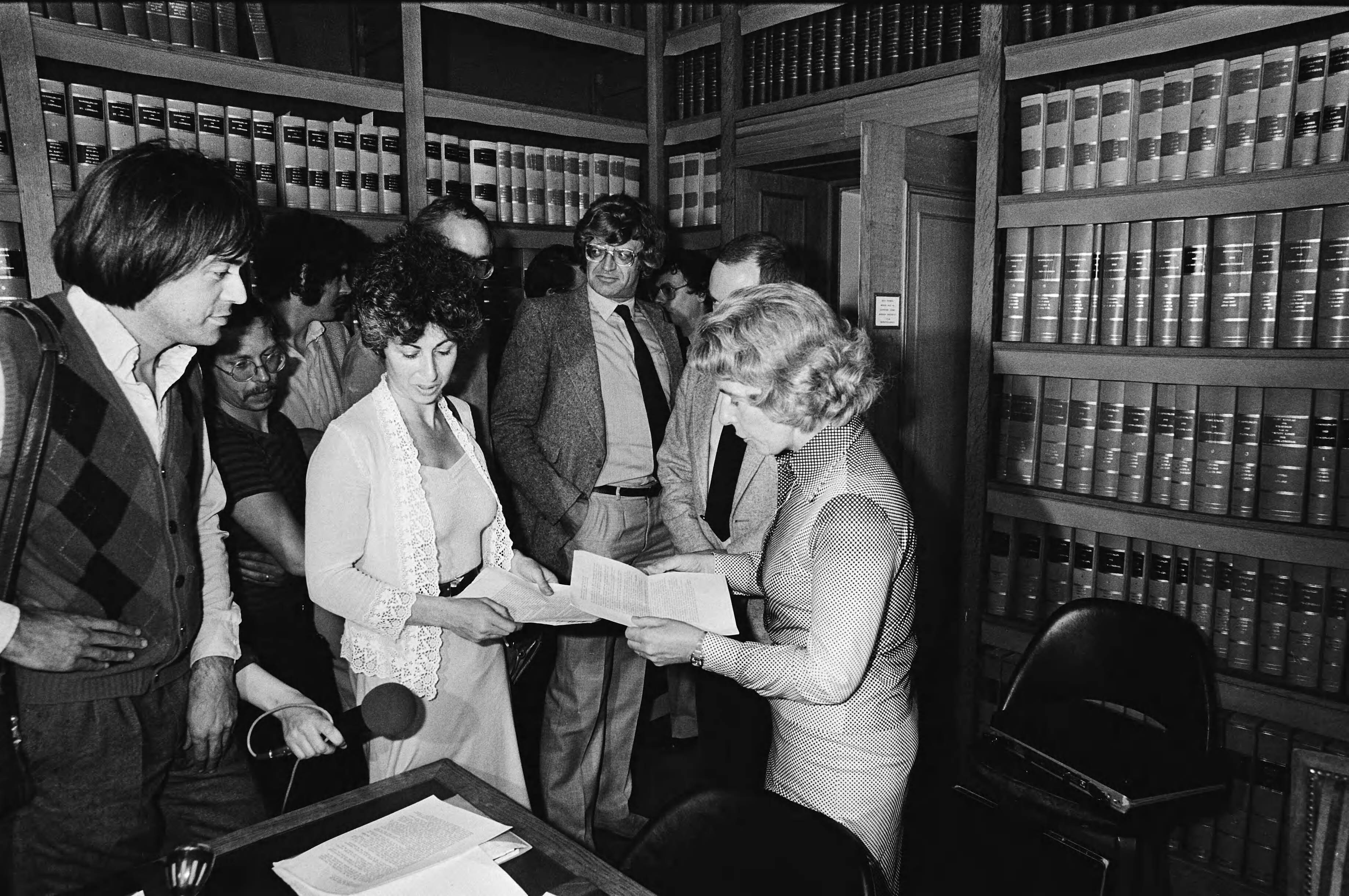 Fotocollectie Anefo — Filmmakers demonstreren voor subsidie ( Den Haag ); minister Gardeniers neemt petitie in ontvangst, links mevrouw v.d. Bergh (FNV) — Foto: Antonisse, Marcel / Anefo. Licentie: Set B: Rechtenvrij / Publiek Domein. Bron: Nationaal Archief. http://hdl.handle.net/10648/ace25aae-d0b4-102d-bcf8-003048976d84