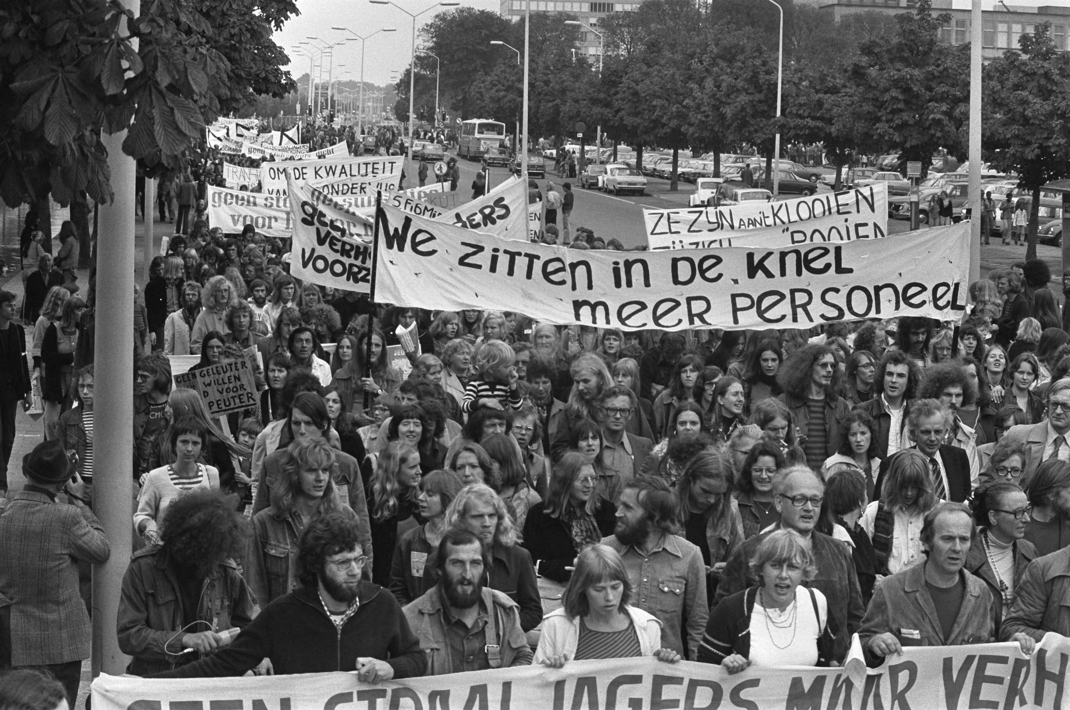 Fotocollectie Anefo — Demonstratie welzijnswerkers Den Haag ; vertrek van Malieveld — Foto: Mieremet, Rob / Anefo. Licentie: Set B: Rechtenvrij / Publiek Domein. Bron: Nationaal Archief. http://hdl.handle.net/10648/ac72881e-d0b4-102d-bcf8-003048976d84