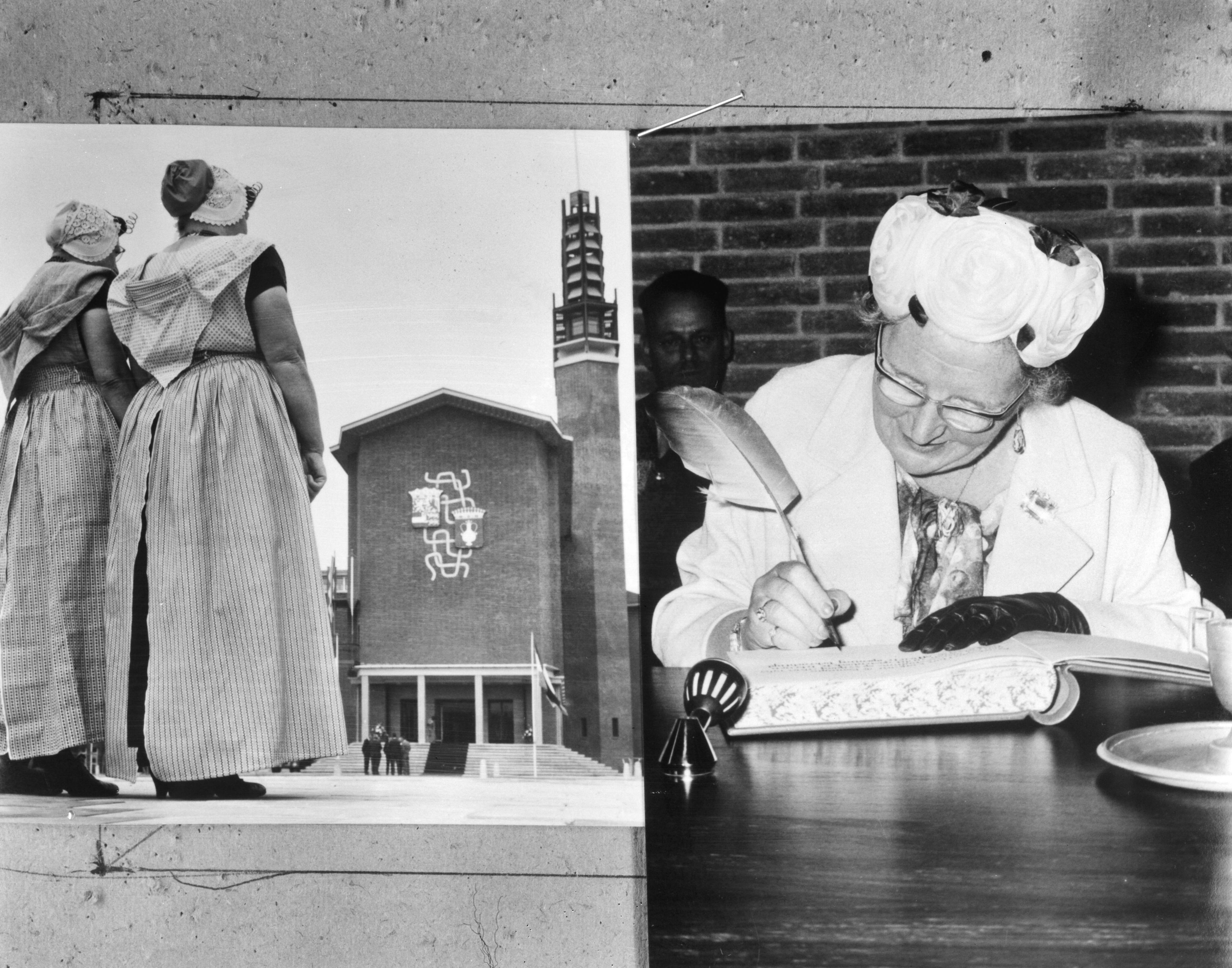 Fotocollectie Anefo — Vrouwen in klederdracht bij het nieuwe stadhuis van Vlissingen. Koningin Juliana tekent het gastenboek bij de opening — Foto: Nijs, Jac. de / Anefo. Licentie: Set B: Rechtenvrij / Publiek Domein. Bron: Nationaal Archief. http://hdl.handle.net/10648/267a84db-f571-354f-4feb-ae804e03ca51