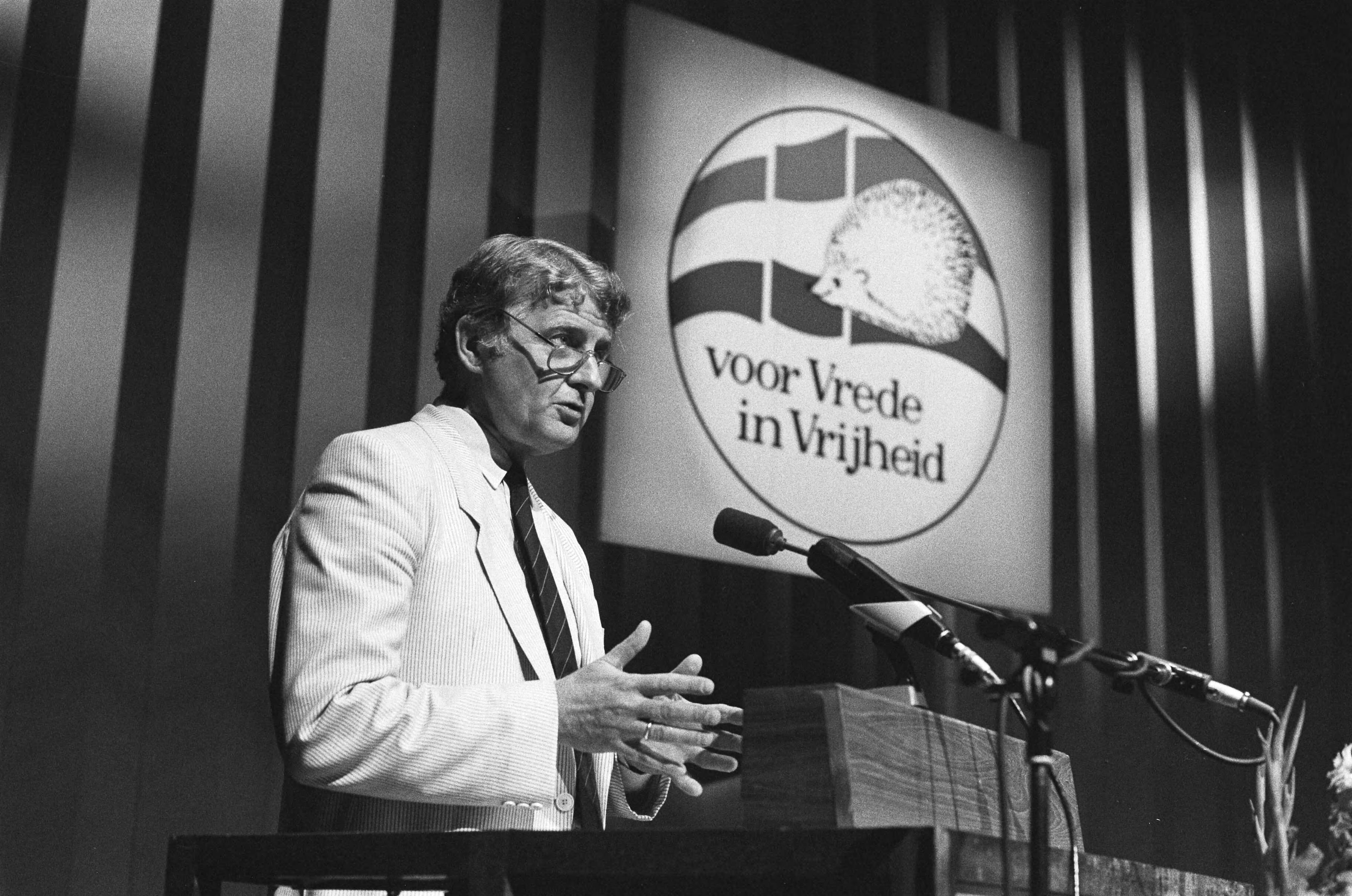 Fotocollectie Anefo — Het 4e landelijk congres voor Vrede en Vrijheid in Den Haag ; CDA-voorzitter Bukman aan het woord — Foto: Bogaerts, Rob / Anefo. Licentie: Set B: Rechtenvrij / Publiek Domein. Bron: Nationaal Archief. http://hdl.handle.net/10648/ad4a53f2-d0b4-102d-bcf8-003048976d84