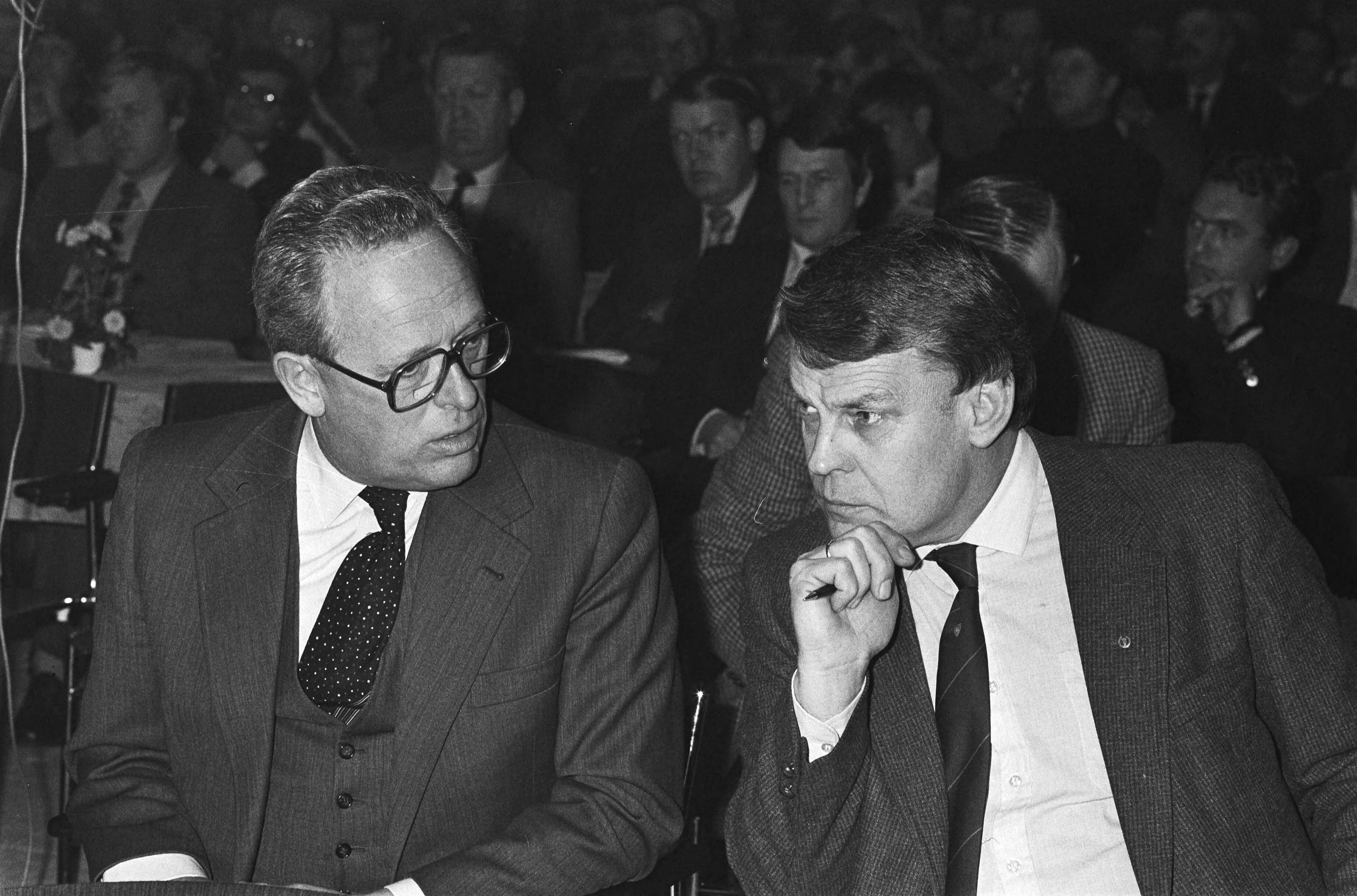Fotocollectie Anefo — Buitengewone algemene vergadering betaald voetbal in Zeist over o.a. rapport "Schuldsanering betaald voetbal" . 11.12 Cor van Rijn — Foto: Antonisse, Marcel / Anefo. Licentie: Set B: Rechtenvrij / Publiek Domein. Bron: Nationaal Archief. http://hdl.handle.net/10648/ad0bf5b2-d0b4-102d-bcf8-003048976d84