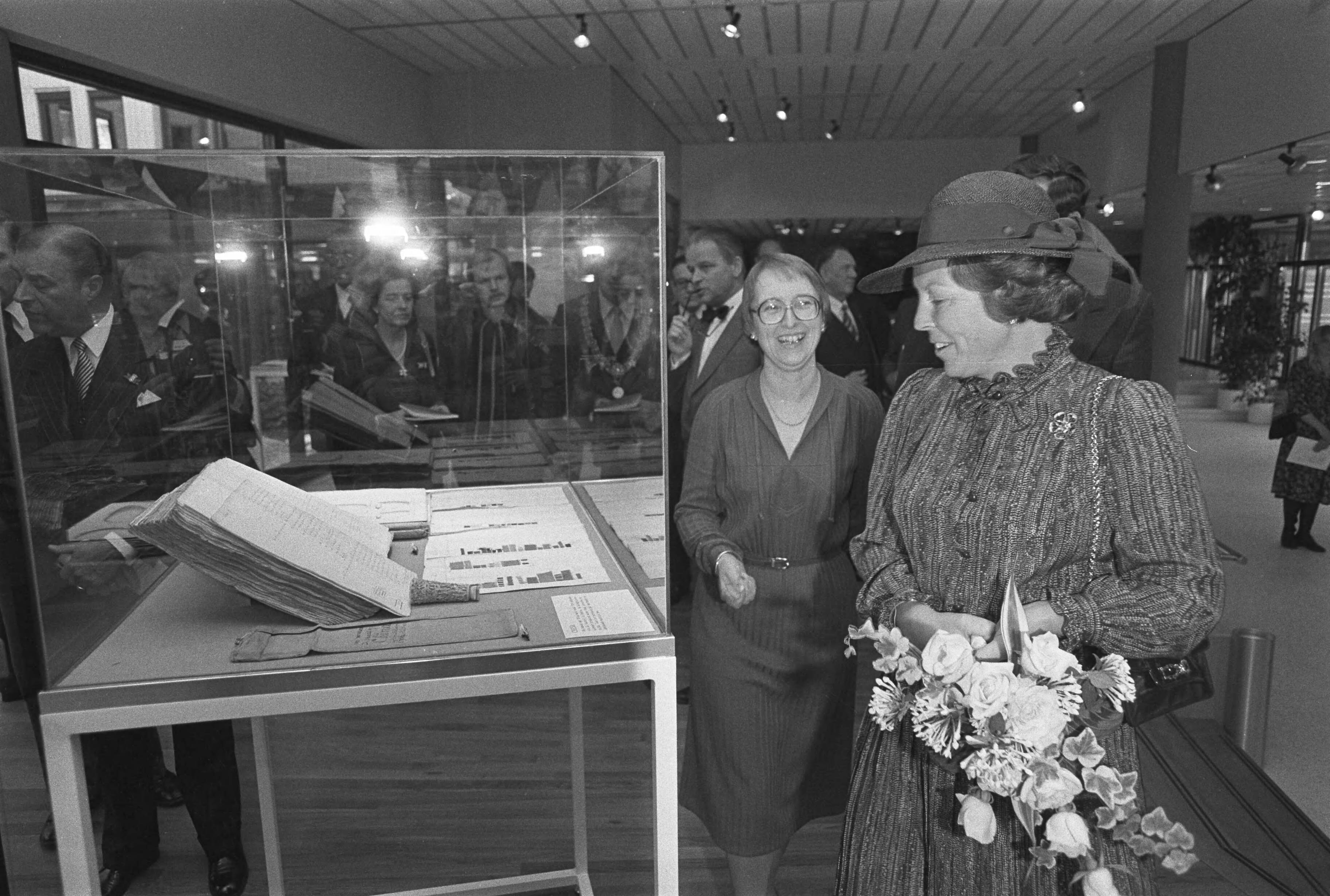 Fotocollectie Anefo — Vanmiddag heeft Koningin Beatrix de officiele opening verricht van het nieuwe gebouw van het Algemeen Rijksarchief te Den Haag. Rondgang — Foto: Antonisse, Marcel / Anefo. Licentie: Set B: Rechtenvrij / Publiek Domein. Bron: Nationaal Archief. http://hdl.handle.net/10648/aced829e-d0b4-102d-bcf8-003048976d84