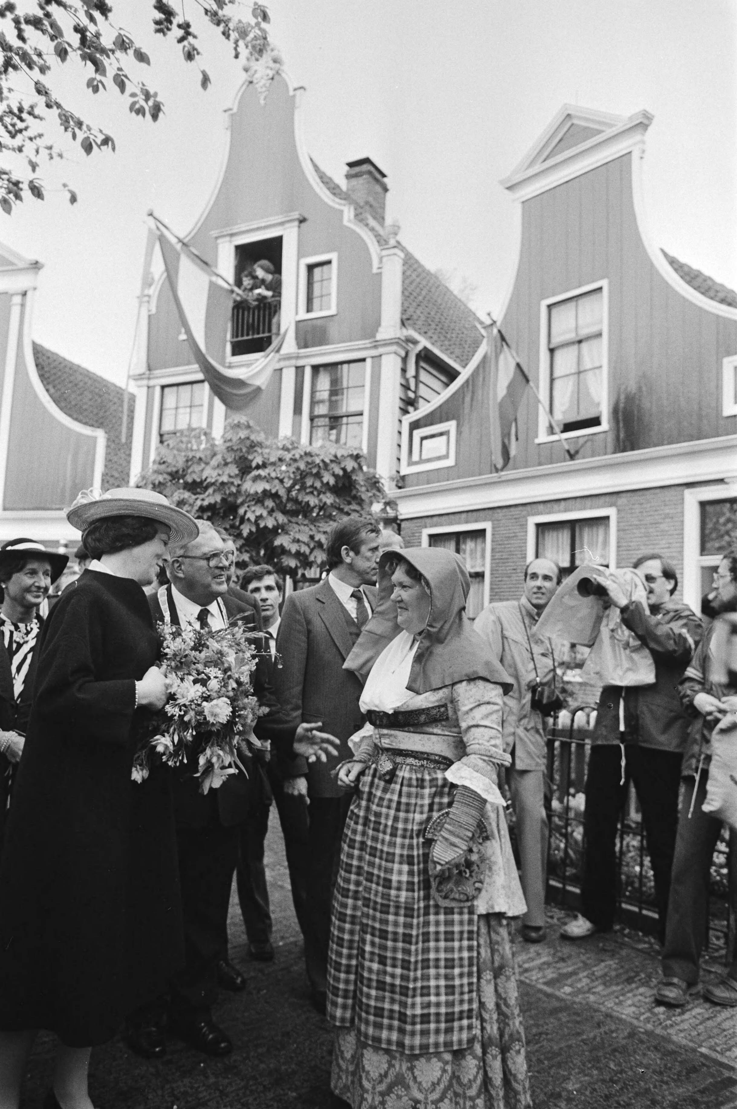 Bezoek koningin Beatrix aan Zaanstad — Koningin Beatrix en een dame in klederdracht op de Zaanse Schans — Foto: Croes, Rob C. / Anefo. Licentie: Set B: Rechtenvrij / Publiek Domein. Bron: Nationaal Archief. http://hdl.handle.net/10648/ad298a82-d0b4-102d-bcf8-003048976d84