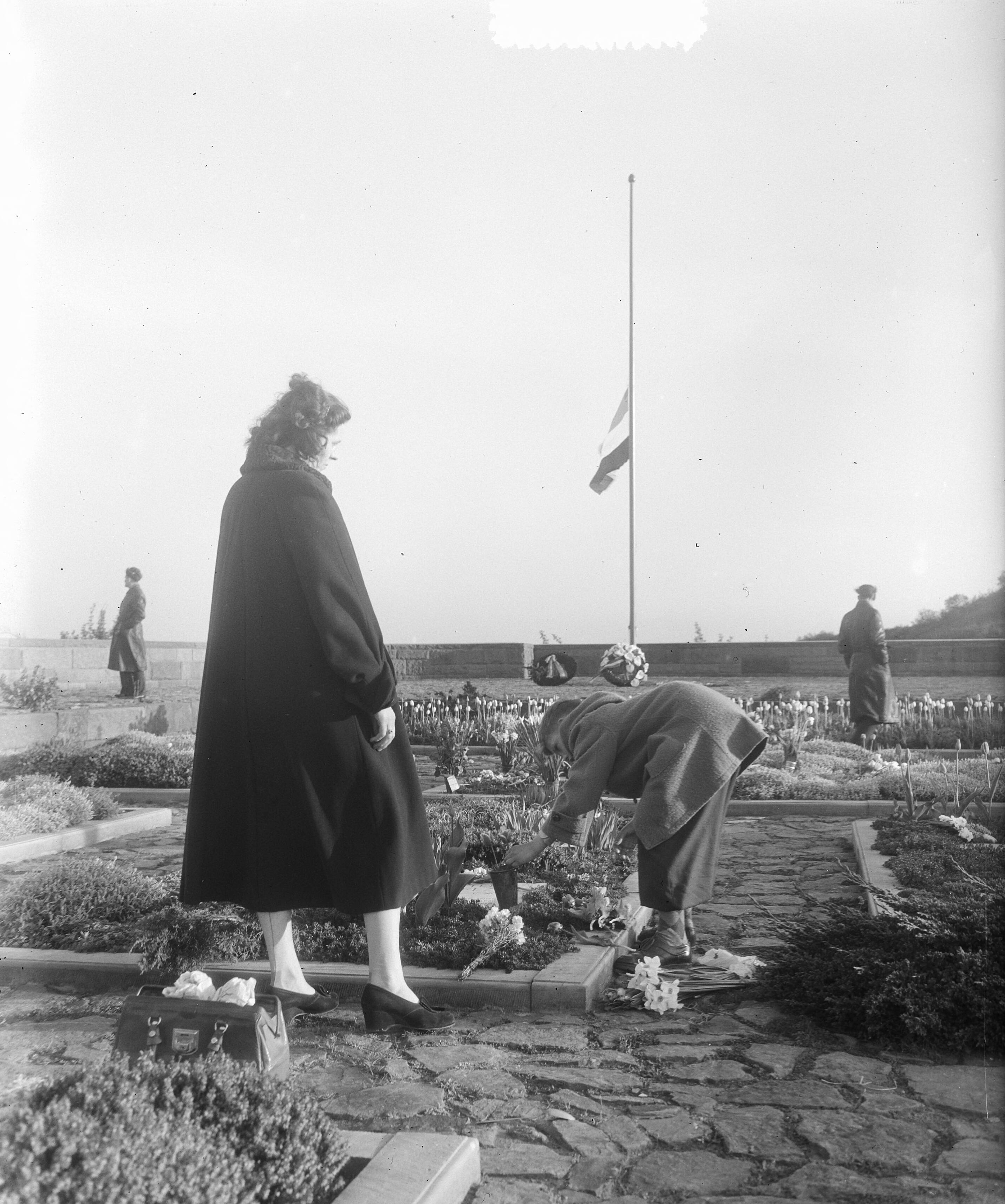 Dodenherdenking. Bloemendaal Stille Tocht — Foto: Pot, Harry / Anefo. — Licentie: Set B: Rechtenvrij / Publiek Domein. Bron: Nationaal Archief. http://hdl.handle.net/10648/a90b7e1a-d0b4-102d-bcf8-003048976d84