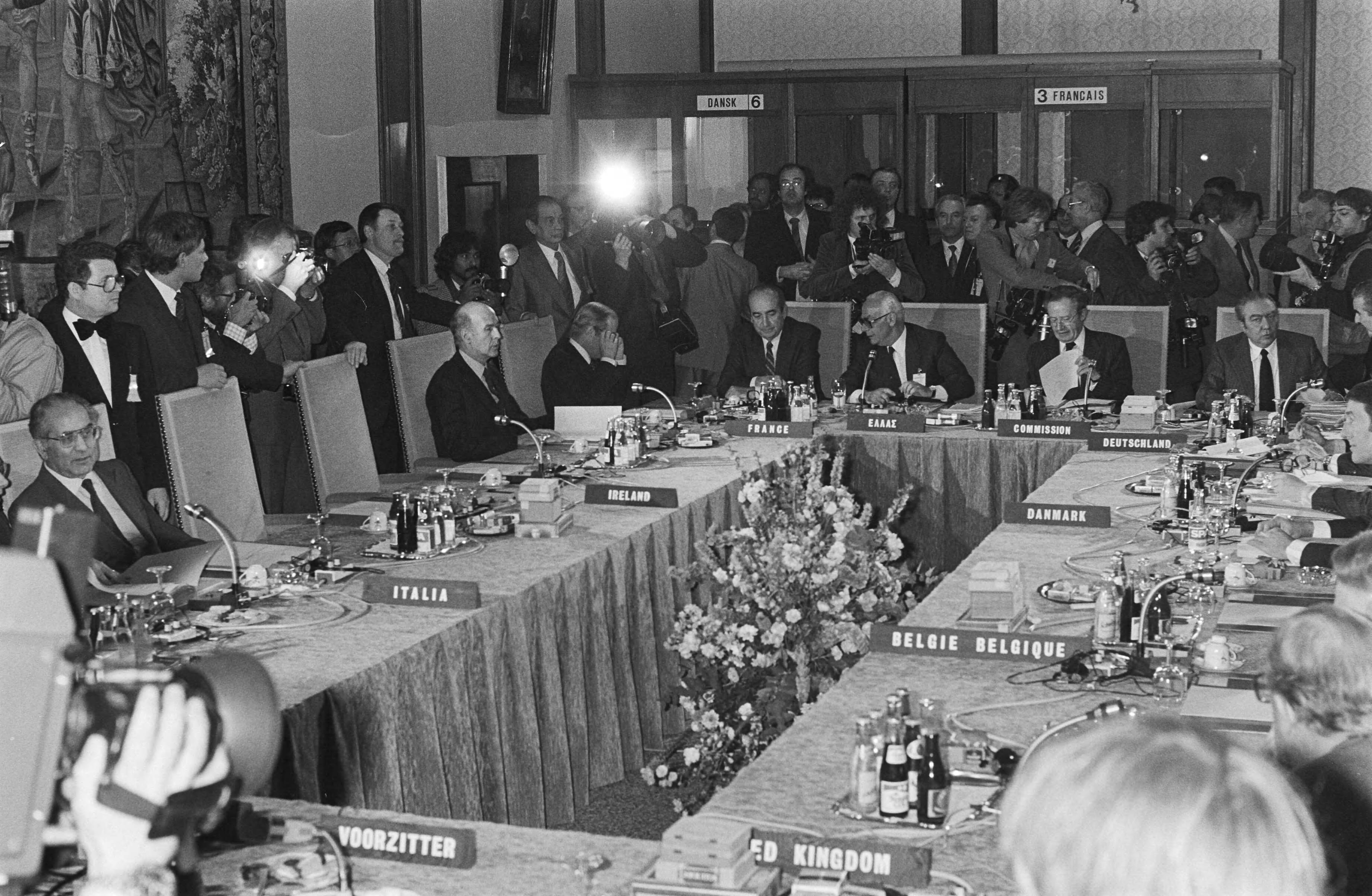 Fotocollectie Anefo — Europese Raad in Maastricht, overzicht tijdens de conferentie, 14a en 15a Giscard dEstaing en Poncet (Min. BZ) — Foto: Croes, Rob C. / Anefo. Licentie: Set B: Rechtenvrij / Publiek Domein. Bron: Nationaal Archief. http://hdl.handle.net/10648/acf7cf6a-d0b4-102d-bcf8-003048976d84