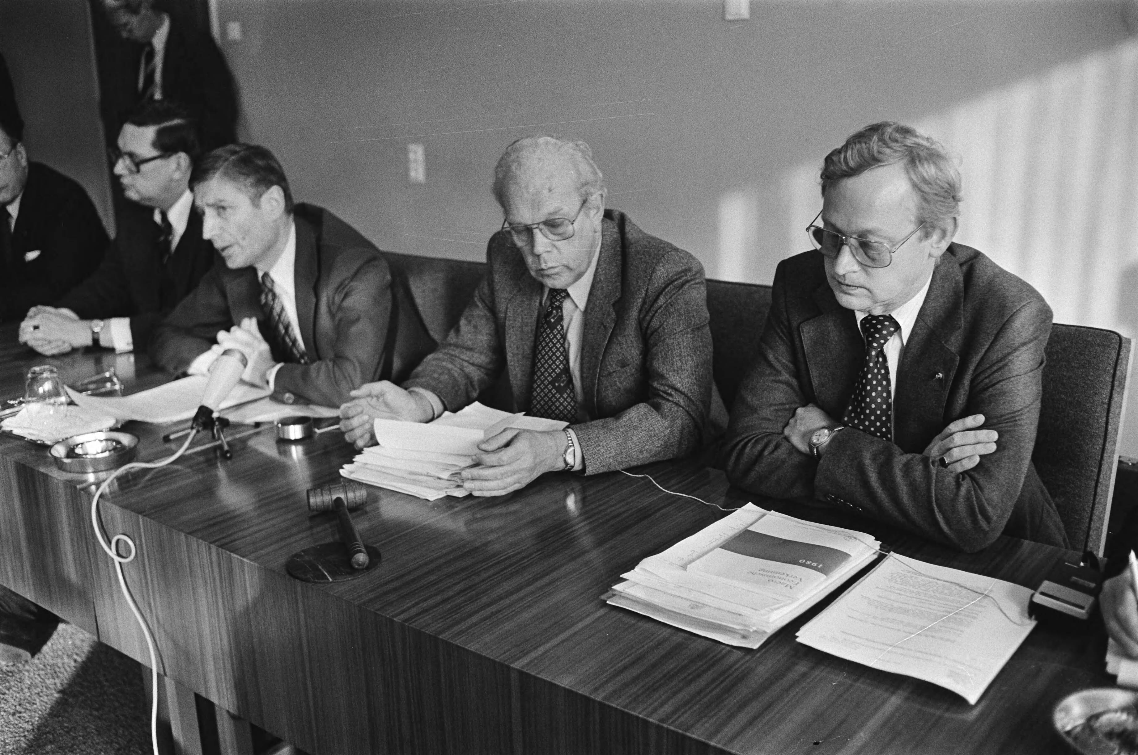 Fotocollectie Anefo — Loonoverleg met regering in SER Den Haag ; Albeda en van Agt — Foto: Suyk, Koen / Anefo. Licentie: Set B: Rechtenvrij / Publiek Domein. Bron: Nationaal Archief. http://hdl.handle.net/10648/acd7ecf4-d0b4-102d-bcf8-003048976d84