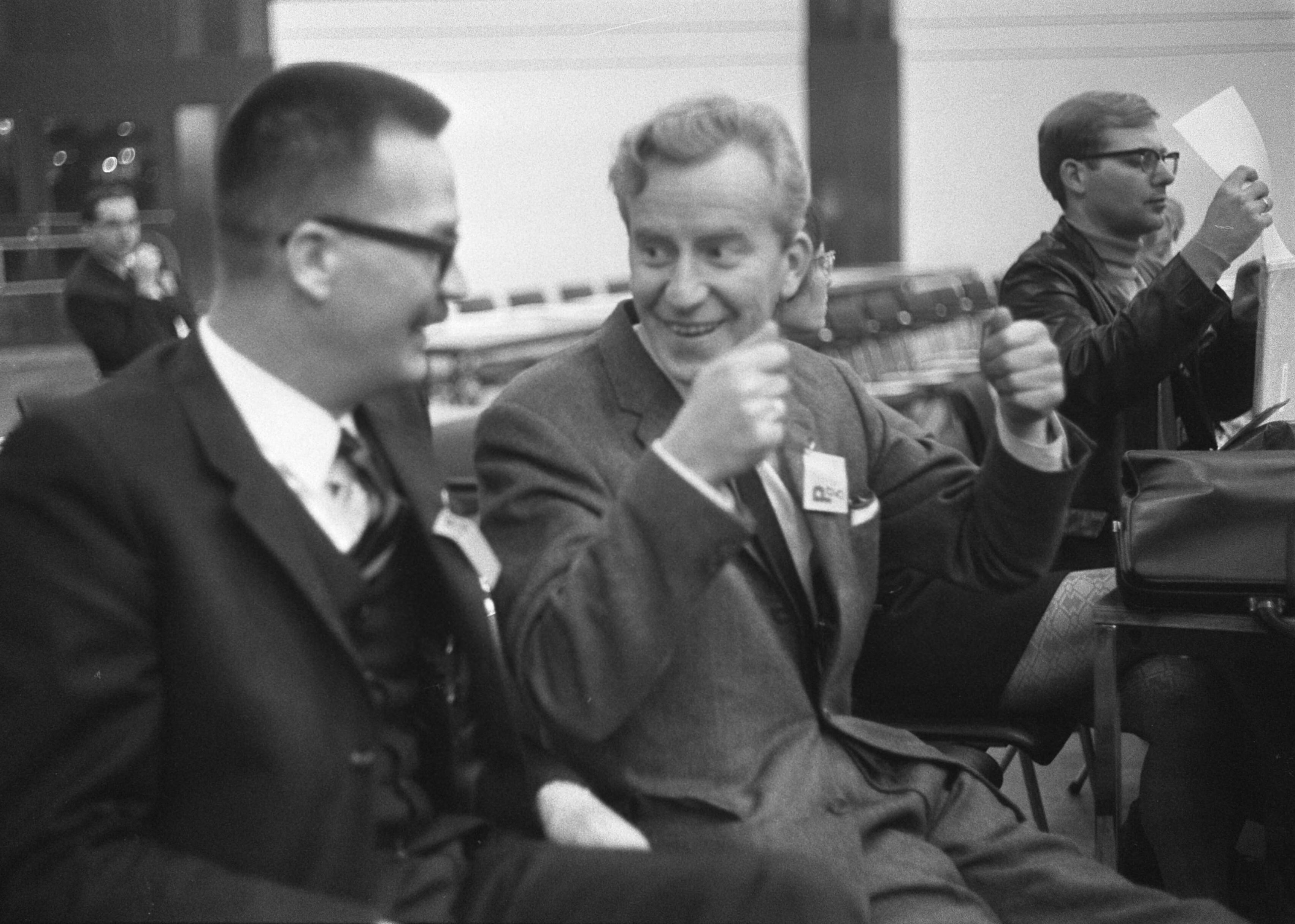 Fotocollectie Anefo — PVDA-congres in Groningen. Aan de bestuurstafel links H. Amerika (perschef NVV) en rechts dr. A. Kloos (voorzitter NVV) — Foto: Koch, Eric / Anefo. Licentie: Set B: Rechtenvrij / Publiek Domein. Bron: Nationaal Archief. http://hdl.handle.net/10648/ab895bd0-d0b4-102d-bcf8-003048976d84