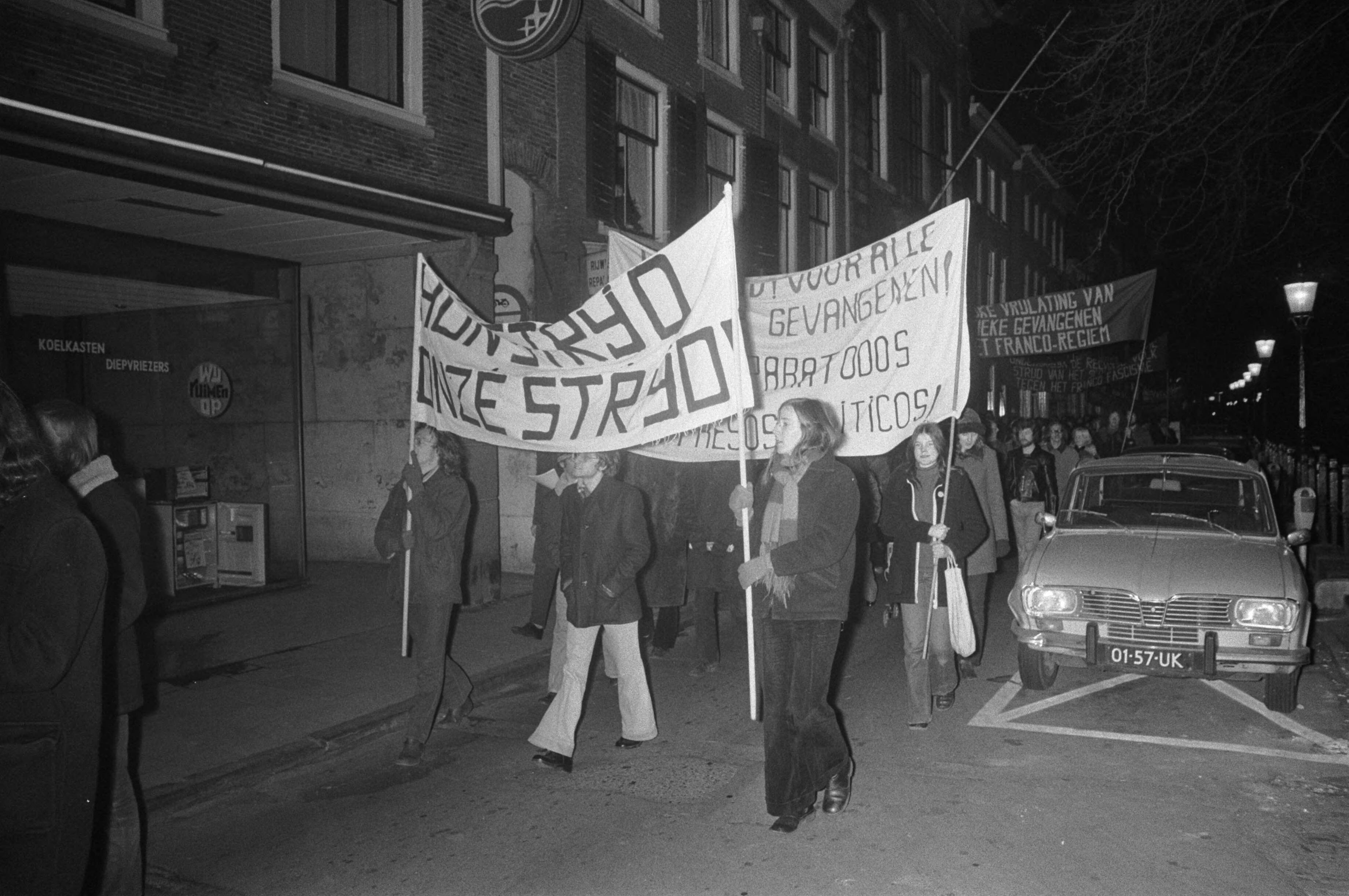 Fotocollectie Anefo — Demonstratie van Spaanse gastarbeiders in Utrecht tegen de straf voor vakbondsleiders in Spanje — Foto: Peters, Hans / Anefo. Licentie: Set B: Rechtenvrij / Publiek Domein. Bron: Nationaal Archief. http://hdl.handle.net/10648/ac42739a-d0b4-102d-bcf8-003048976d84
