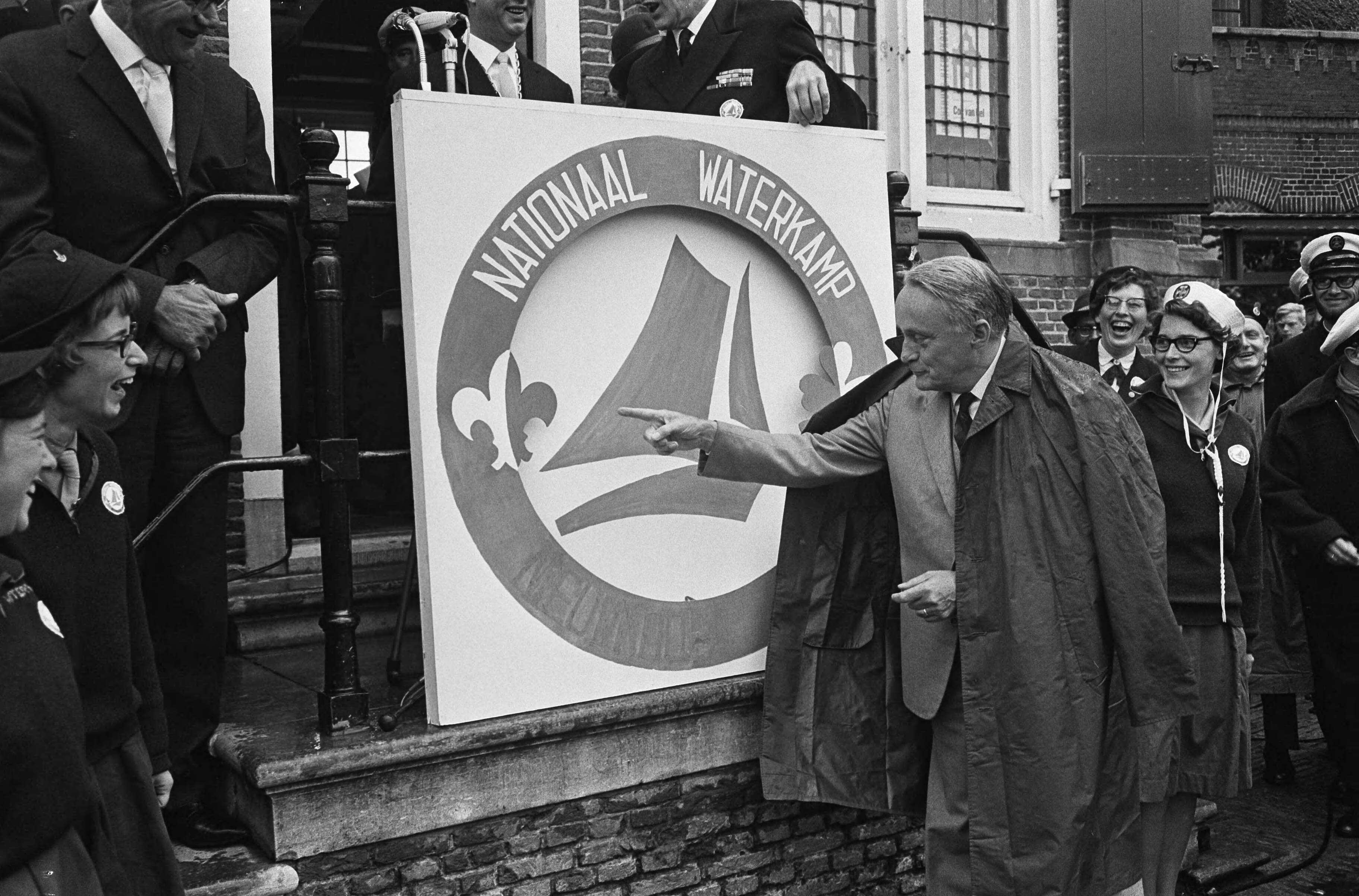 Fotocollectie Anefo — Nationaal Waterkamp in Nieuwkoop door de Commissaris van de Koningin in Zuid-Holland, mr. J. Klaasesz, geopend — Foto: Koch, Eric / Anefo. Licentie: Set B: Rechtenvrij / Publiek Domein. Bron: Nationaal Archief. http://hdl.handle.net/10648/aab77c32-d0b4-102d-bcf8-003048976d84