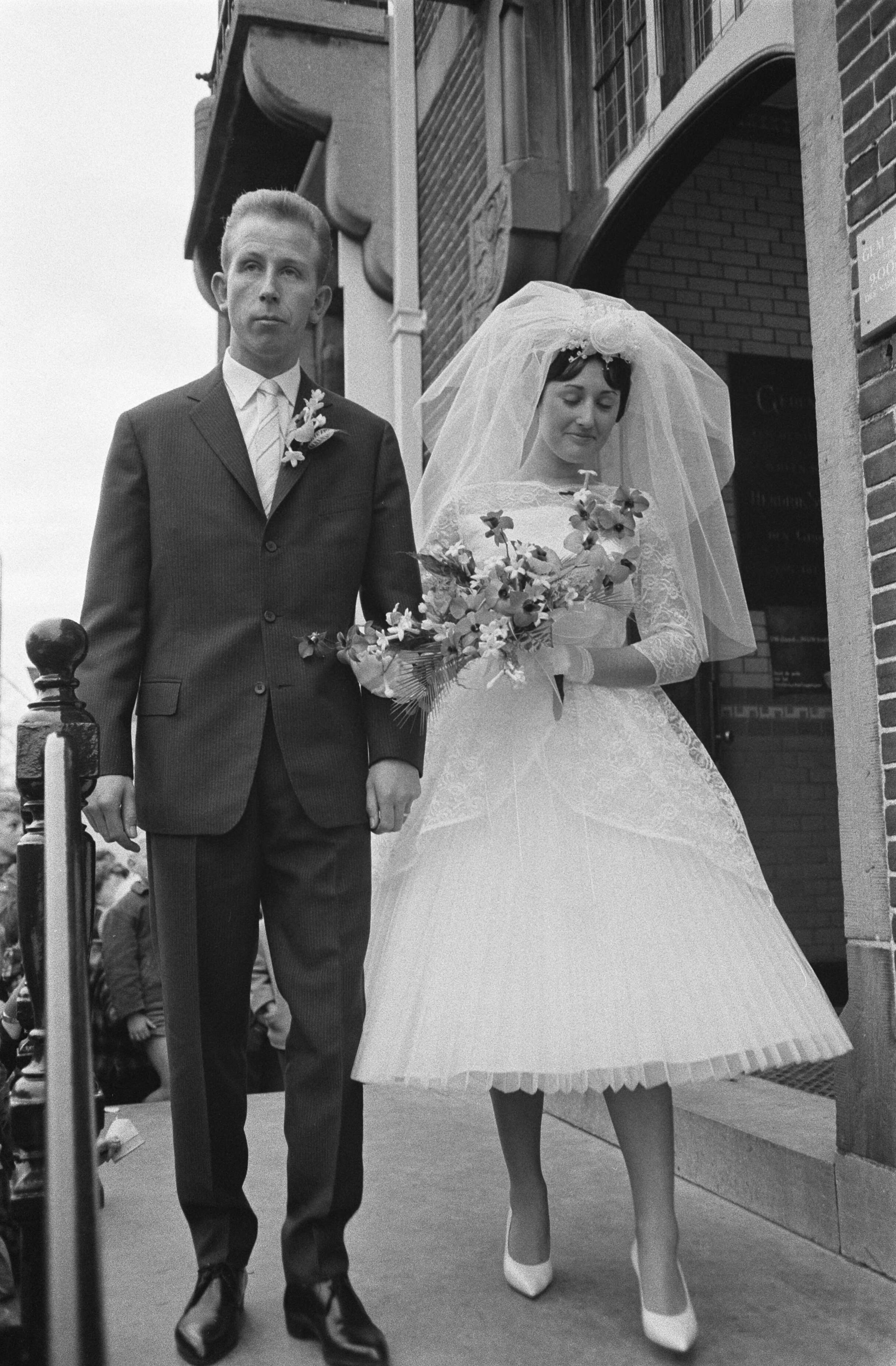 Fotocollectie Anefo — Huwelijk van Henk Groot , speler van Ajax, met Elly Kaayk in Koog aan de Zaan , het echtpaar voor het staduis — Foto: Pot, Harry / Anefo. Licentie: Set B: Rechtenvrij / Publiek Domein. Bron: Nationaal Archief. http://hdl.handle.net/10648/a9c13d90-d0b4-102d-bcf8-003048976d84