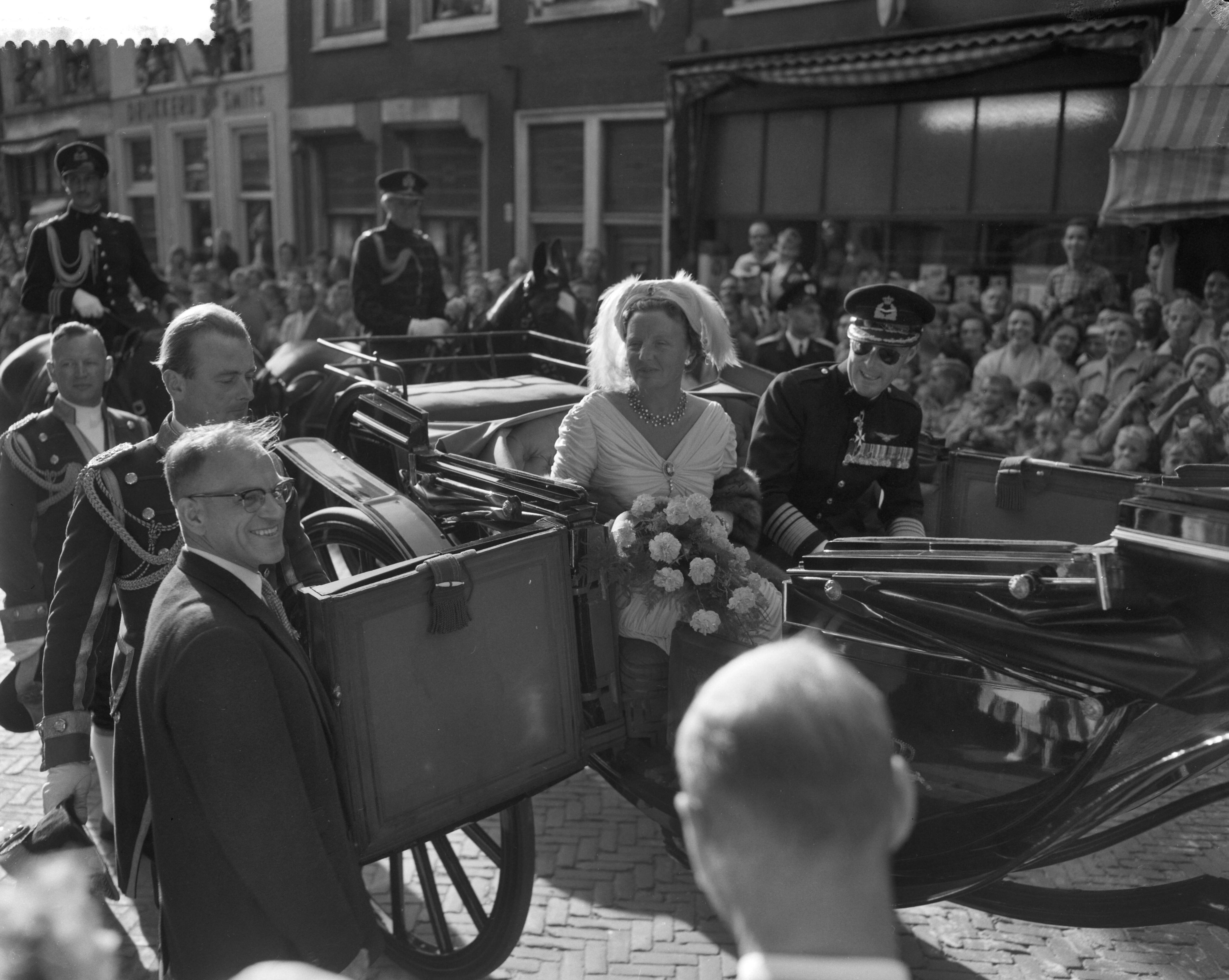 Prinsjesdag 1959 — Prinsjesdag. Rijtoer door Den Haag. Koningin Juliana en prins Bernhard — Foto: Behrens, Herbert F. / Anefo. Licentie: Set B: Rechtenvrij / Publiek Domein. Bron: Nationaal Archief. http://hdl.handle.net/10648/a99d9156-d0b4-102d-bcf8-003048976d84