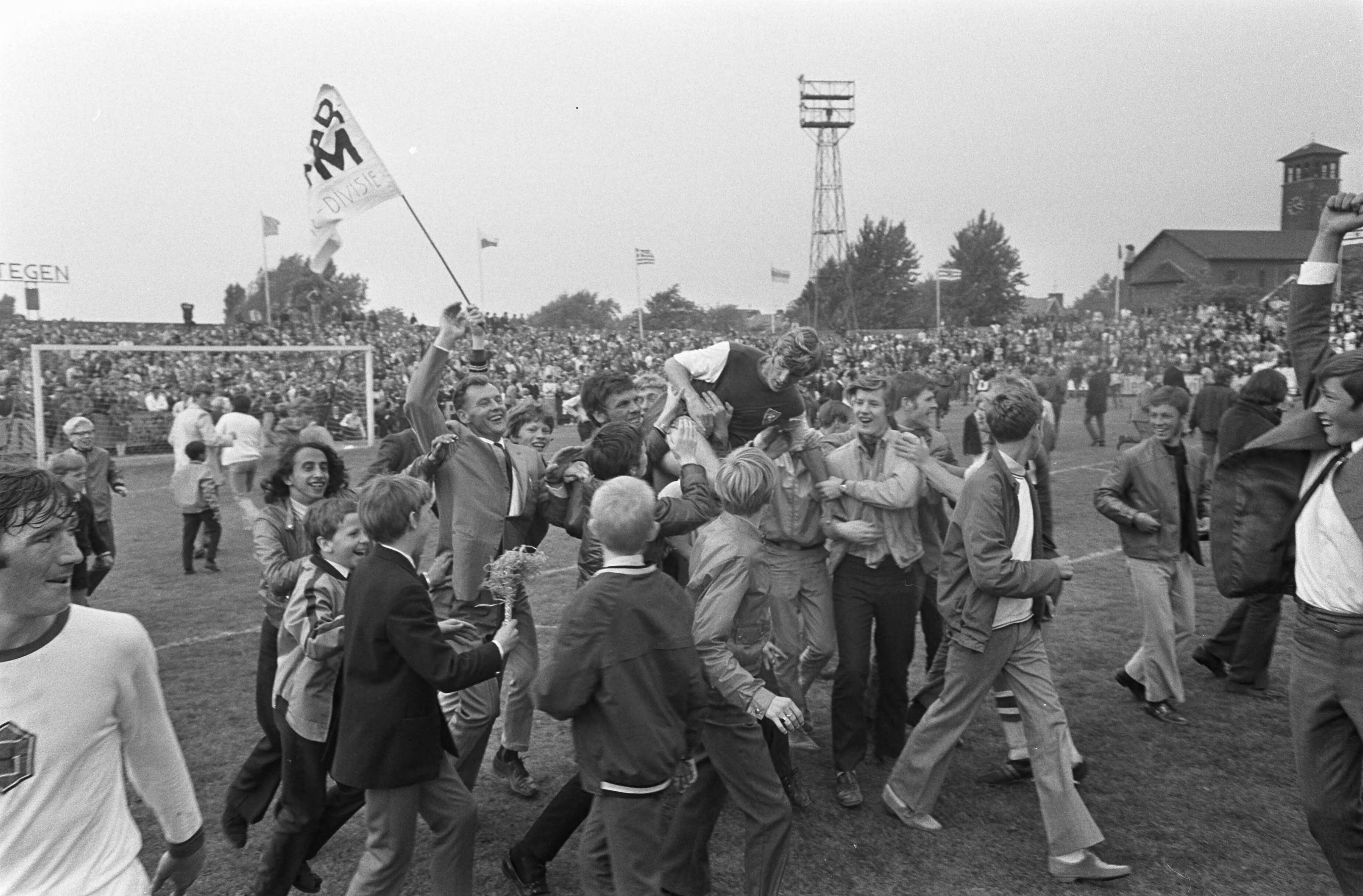 Fotocollectie Anefo — Haarlem tegen Helmond Sport 3-0, Haarlem naar de eredivisie — Foto: Evers, Joost / Anefo. Licentie: Set B: Rechtenvrij / Publiek Domein. Bron: Nationaal Archief. http://hdl.handle.net/10648/ab6c5e04-d0b4-102d-bcf8-003048976d84