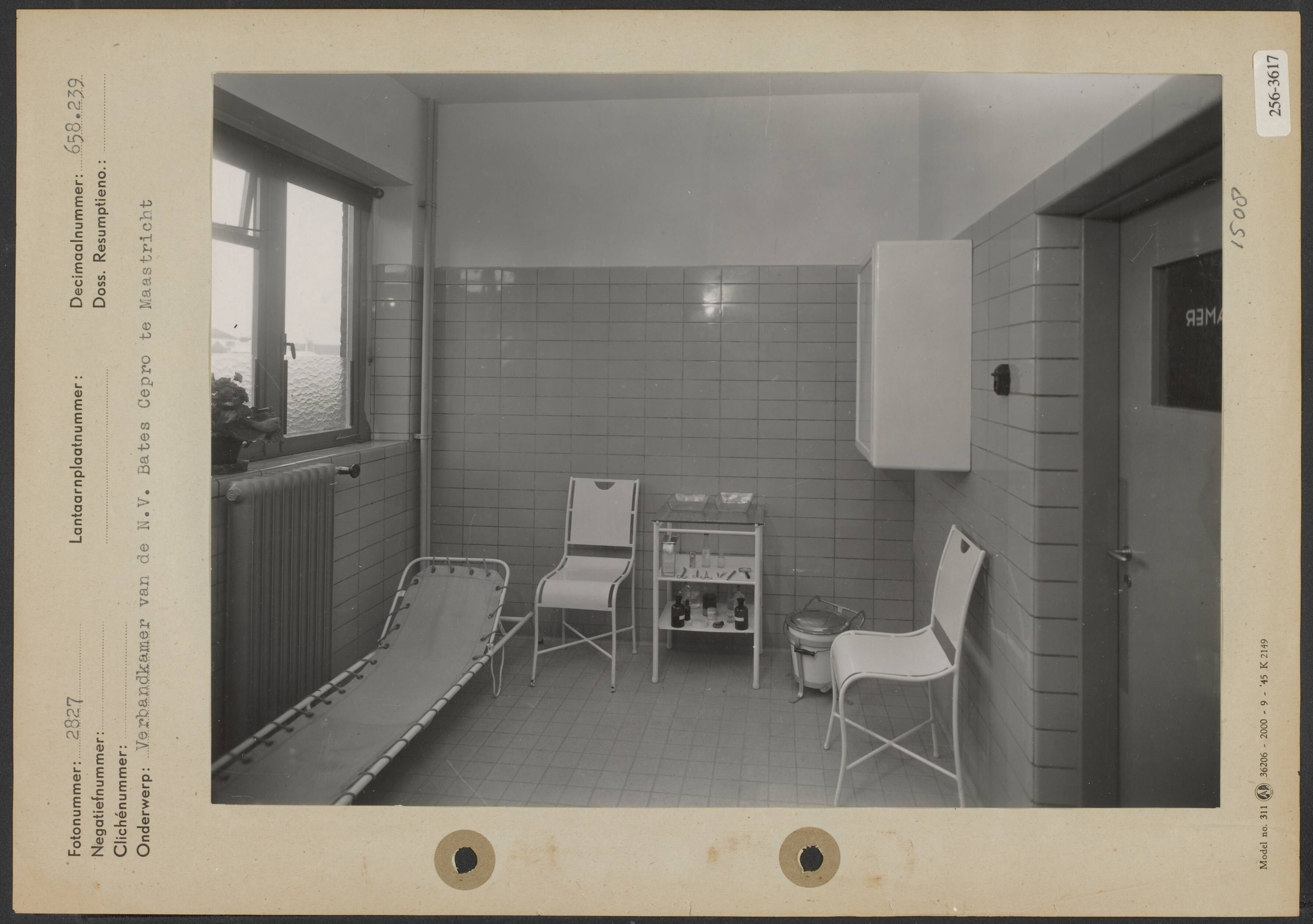 Fotocollectie Arbeidsinspectie — Verbandkamer van NV Bates Cepro Zakken Maatschappij te Maastricht — Foto: Onbekend / Publiek Domein of Rechtenvrij. Licentie: Set B: Rechtenvrij / Publiek Domein. Bron: Nationaal Archief. http://hdl.handle.net/10648/afc4f3bc-d0b4-102d-bcf8-003048976d84