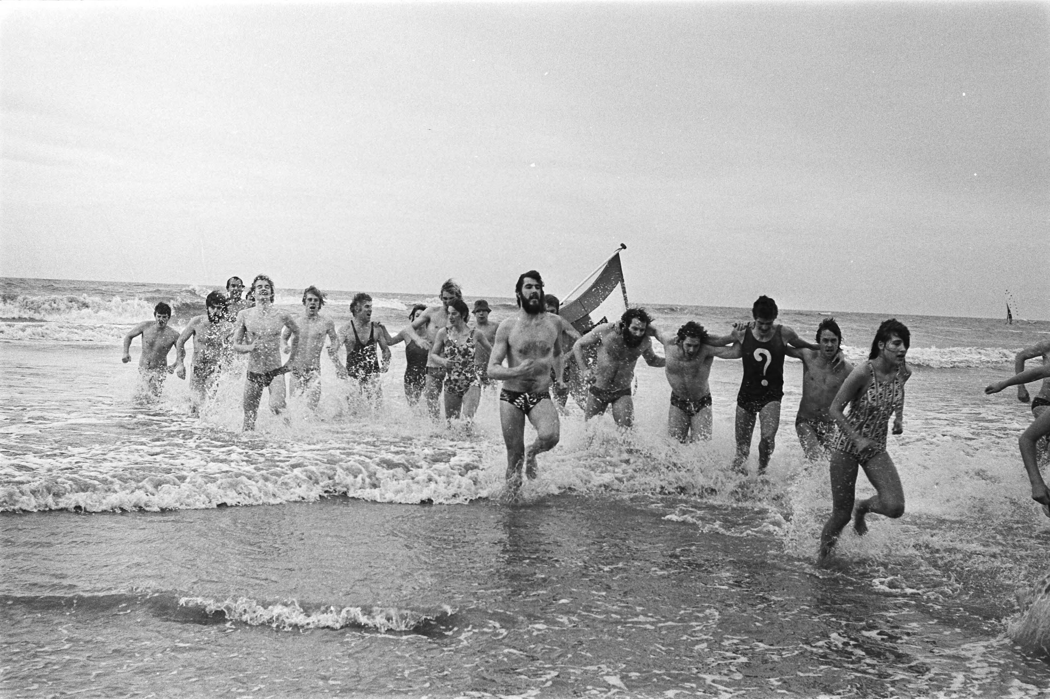Fotocollectie Anefo — Jaarlijkse duik in zee van Haarlemse zwemvereniging DWR in Zandvoort — Foto: Suyk, Koen / Anefo. Licentie: Set B: Rechtenvrij / Publiek Domein. Bron: Nationaal Archief. http://hdl.handle.net/10648/ac92ef3c-d0b4-102d-bcf8-003048976d84