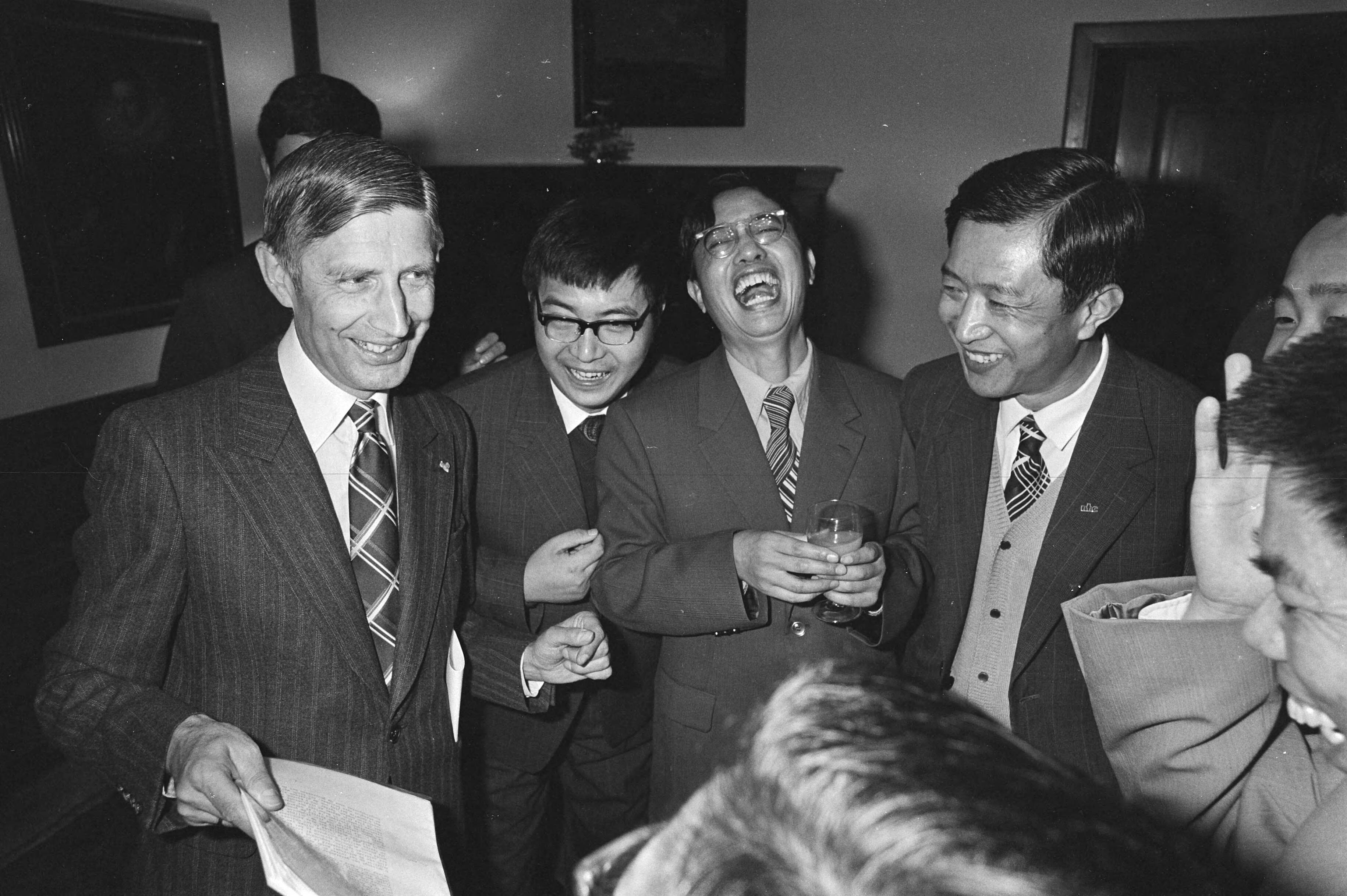 Fotocollectie Anefo — Alle Chinese studenten van Nederlandse Universiteiten en hogescholen te gast bij Premier Van Agt op Catshuis te Den Haag , — Foto: Antonisse, Marcel / Anefo. Licentie: Set B: Rechtenvrij / Publiek Domein. Bron: Nationaal Archief. http://hdl.handle.net/10648/aceb0b2c-d0b4-102d-bcf8-003048976d84