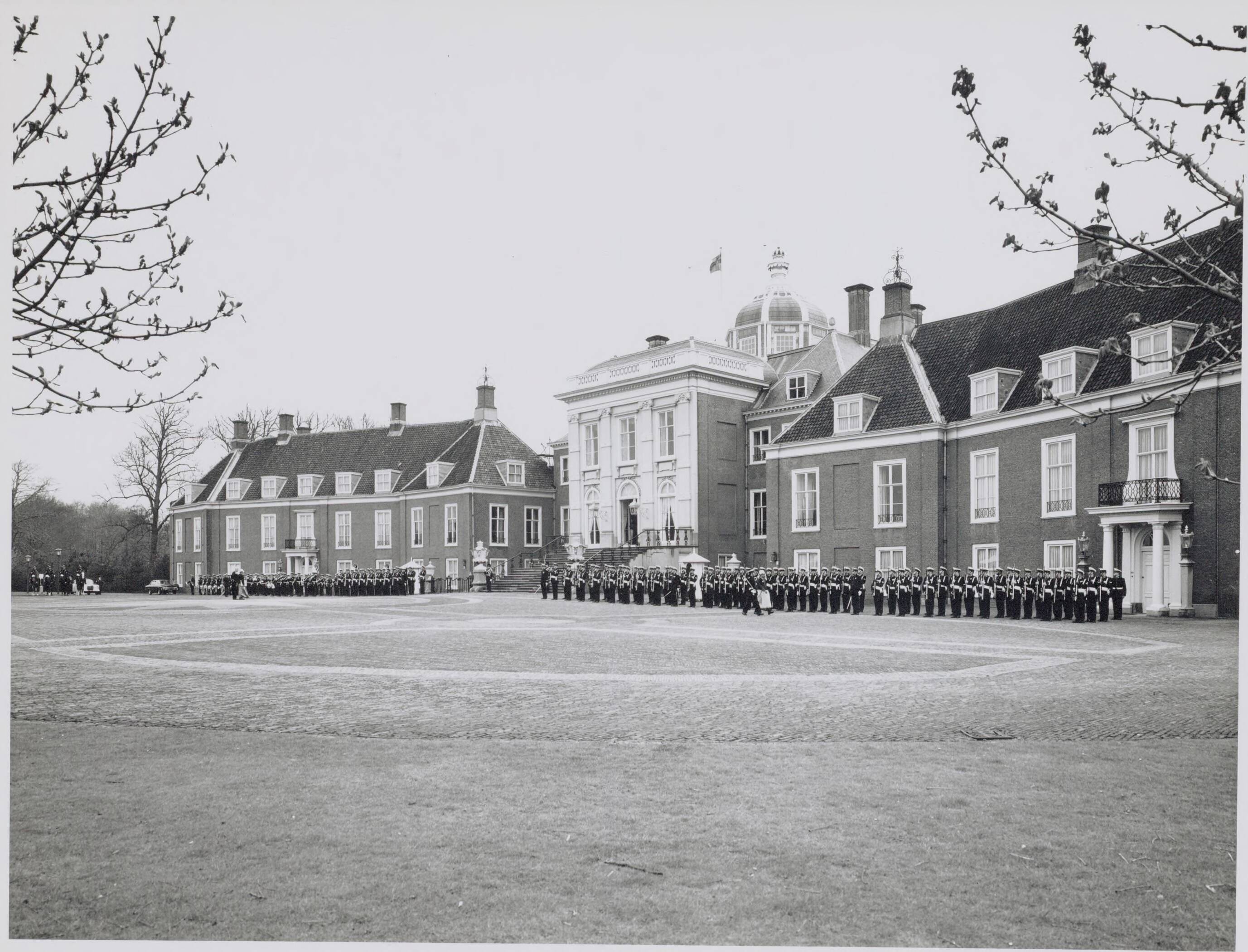 Paleis Huis ten Bosch te Den Haag — Exterieur — Foto: Hofmeester, Bart / RVD. Licentie: Set B: Rechtenvrij / Publiek Domein. Bron: Nationaal Archief. http://hdl.handle.net/10648/afa914c6-d0b4-102d-bcf8-003048976d84