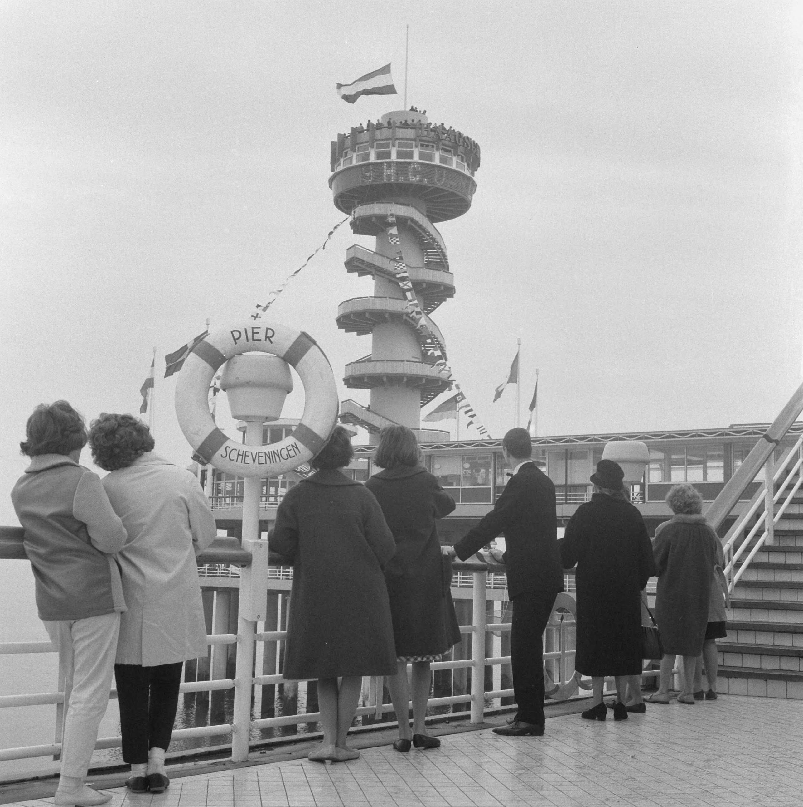 Fotocollectie Anefo — Uitkijktoren op de Pier van Scheveningen geopend — Foto: Koch, Eric / Anefo. Licentie: Set B: Rechtenvrij / Publiek Domein. Bron: Nationaal Archief. http://hdl.handle.net/10648/aa02eb5a-d0b4-102d-bcf8-003048976d84