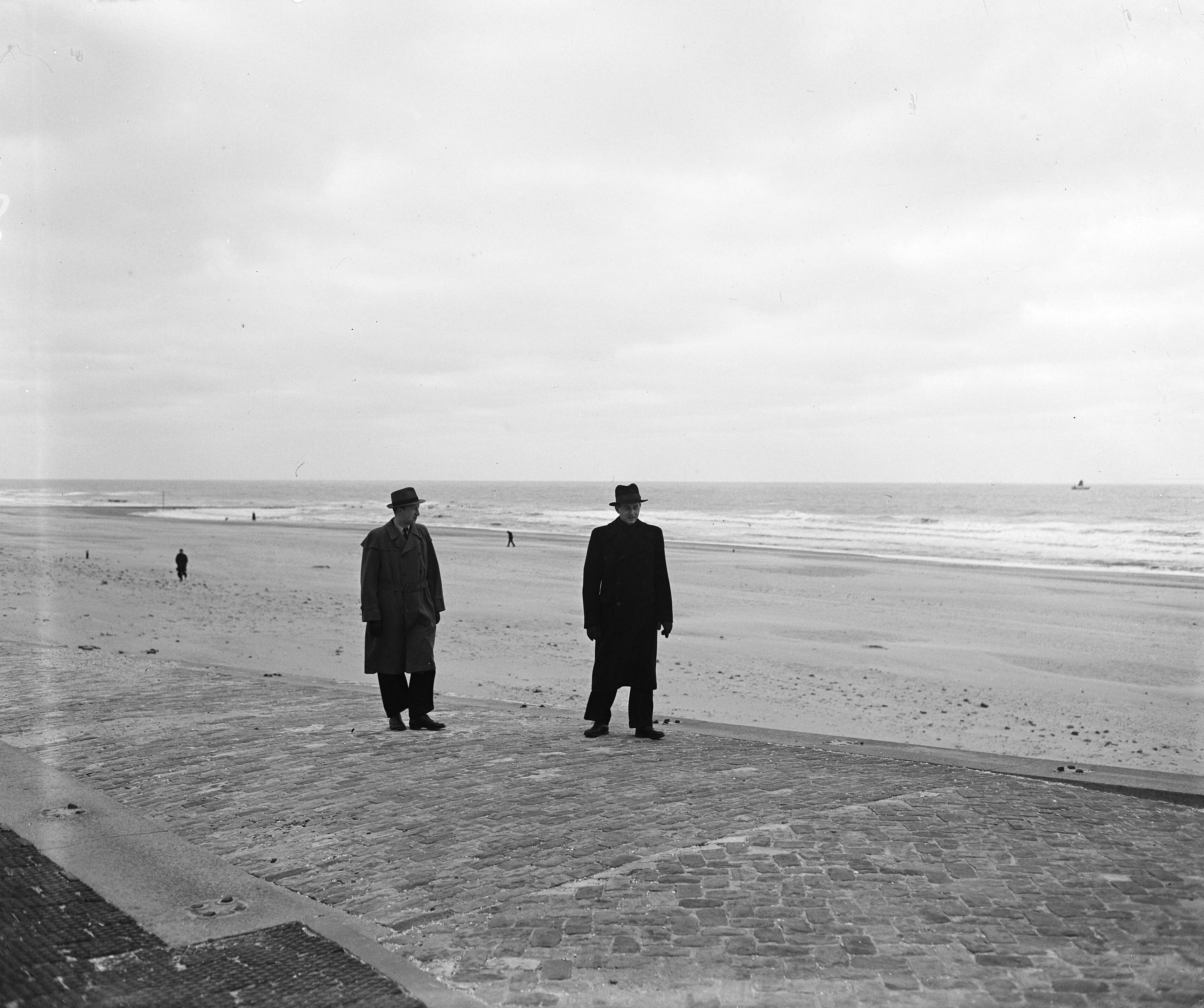 Fotocollectie Anefo — Wereldkampioenschappen schaken te Den Haag. Keres (rechts) en Smyslow aan strand — Foto: Snikkers, Anton / Anefo. Licentie: Set B: Rechtenvrij / Publiek Domein. Bron: Nationaal Archief. http://hdl.handle.net/10648/ad75283e-d0b4-102d-bcf8-003048976d84