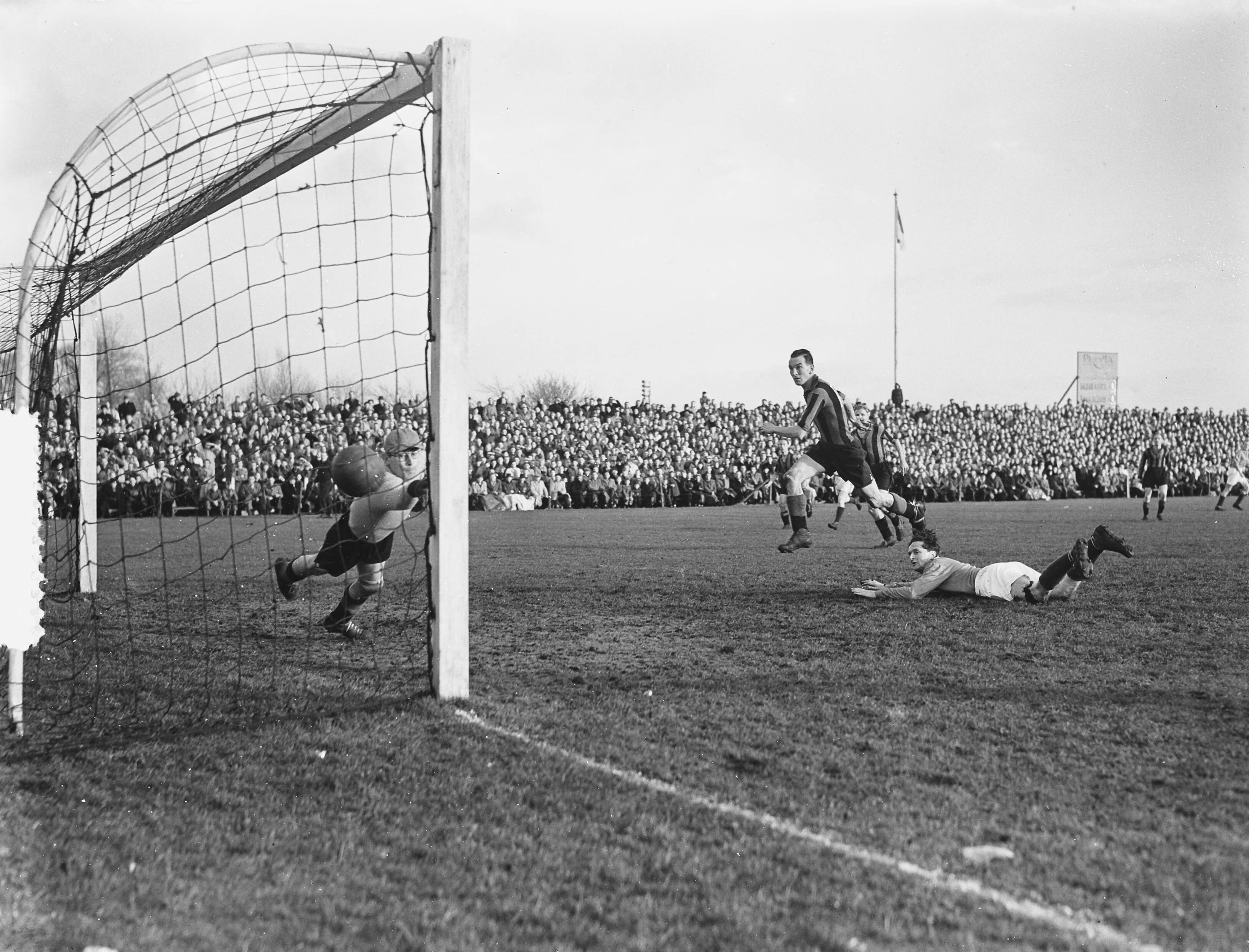 Fotocollectie Anefo — Voetbal. EDO tegen VSV 1-2. Spaans scoort het eerste doelpunt voor VSV. EDO-doelman v.d. Berg kan er niet meer bij. Op de grond spil Dweelaart van EDO — Foto: Rossem, Wim van / Anefo. Licentie: Set B: Rechtenvrij / Publiek Domein. Bron: Nationaal Archief. http://hdl.handle.net/10648/a91a1f88-d0b4-102d-bcf8-003048976d84