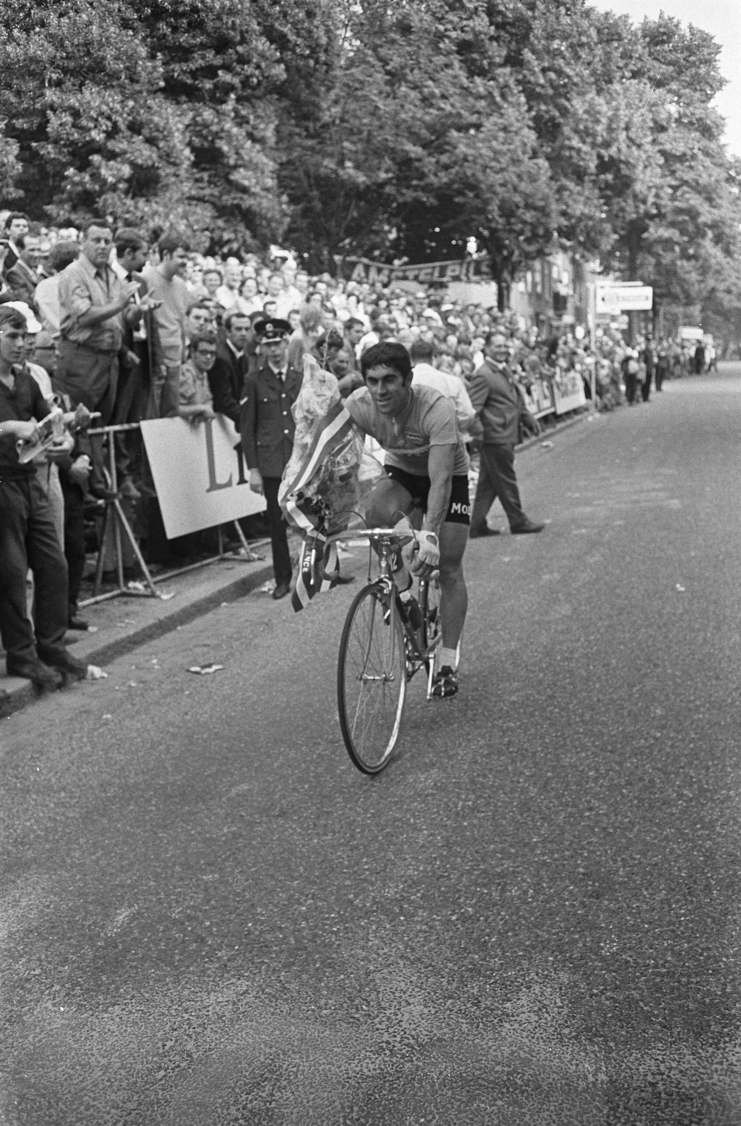 Tour de France 1969 — Finish van de 2e etappe in Maastricht: Marino Basso (It.) maakt een ereronde in de groene trui — Foto: Fotograaf Onbekend / Anefo. Licentie: Set B: Rechtenvrij / Publiek Domein. Bron: Nationaal Archief. http://hdl.handle.net/10648/ab711ec6-d0b4-102d-bcf8-003048976d84