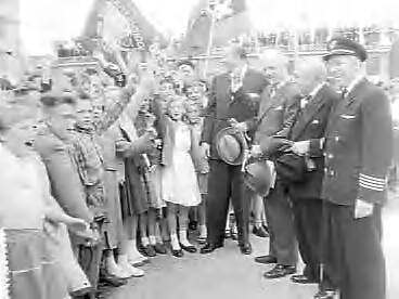 Fotocollectie Anefo — Schoolkinderen van de Vancouverschool uit Amsterdam op Schiphol. Vlnr. de Australische ambassadeur Hugh McClure, burgemeester A.J. d'Ailly van Amsterdam, de Canadese ambassadeur Th. H. Stone en de gezagvoerder van het Canadese toestel — Foto: Rossem, Wim van / Anefo. Licentie: Set B: Rechtenvrij / Publiek Domein. Bron: Nationaal Archief. http://hdl.handle.net/10648/a9363cc2-d0b4-102d-bcf8-003048976d84