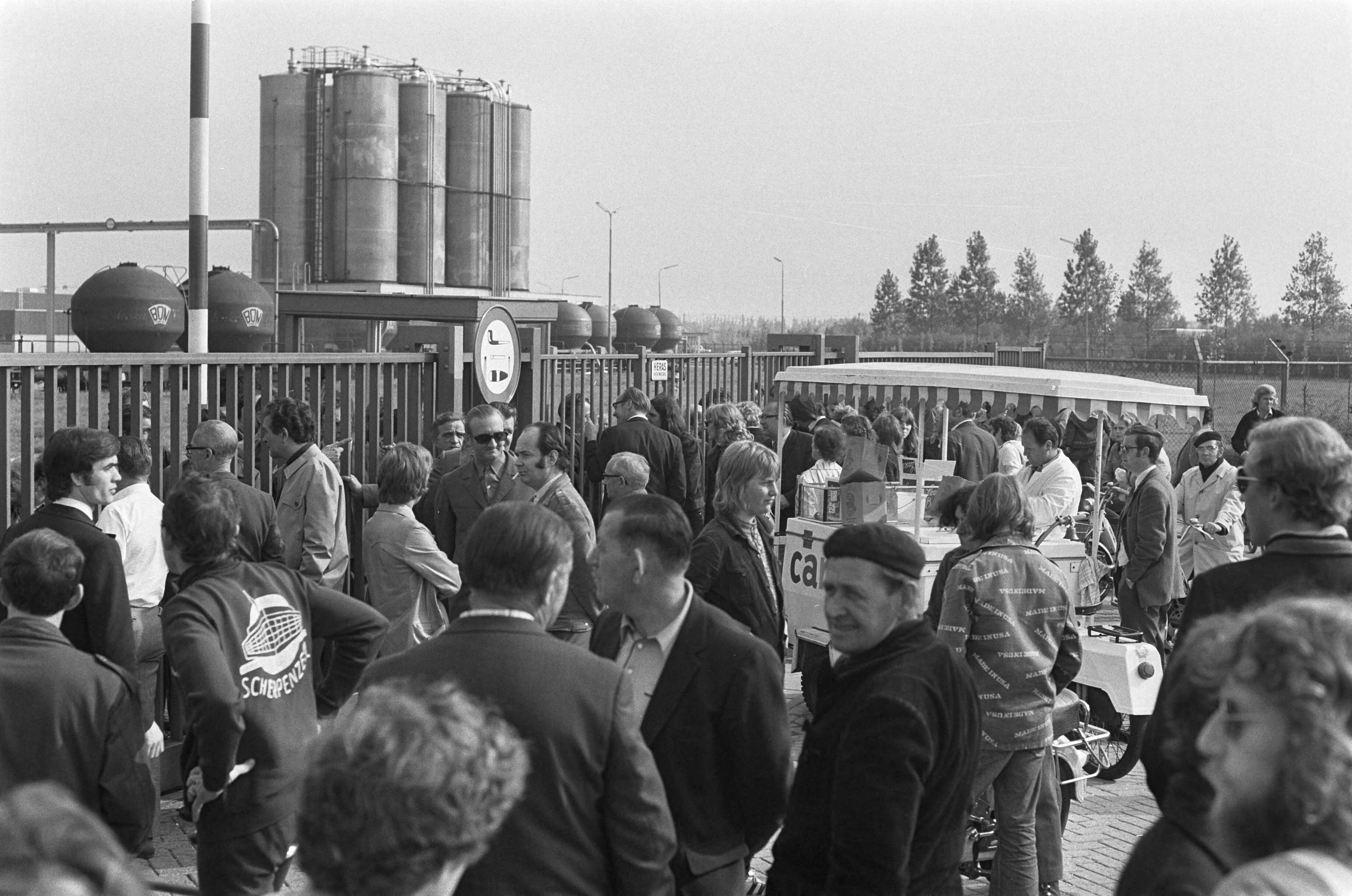 Fotocollectie Anefo — Werknemers hebben ENKA Breda bezet — Foto: Peters, Hans / Anefo. Licentie: Set B: Rechtenvrij / Publiek Domein. Bron: Nationaal Archief. http://hdl.handle.net/10648/abf6852a-d0b4-102d-bcf8-003048976d84