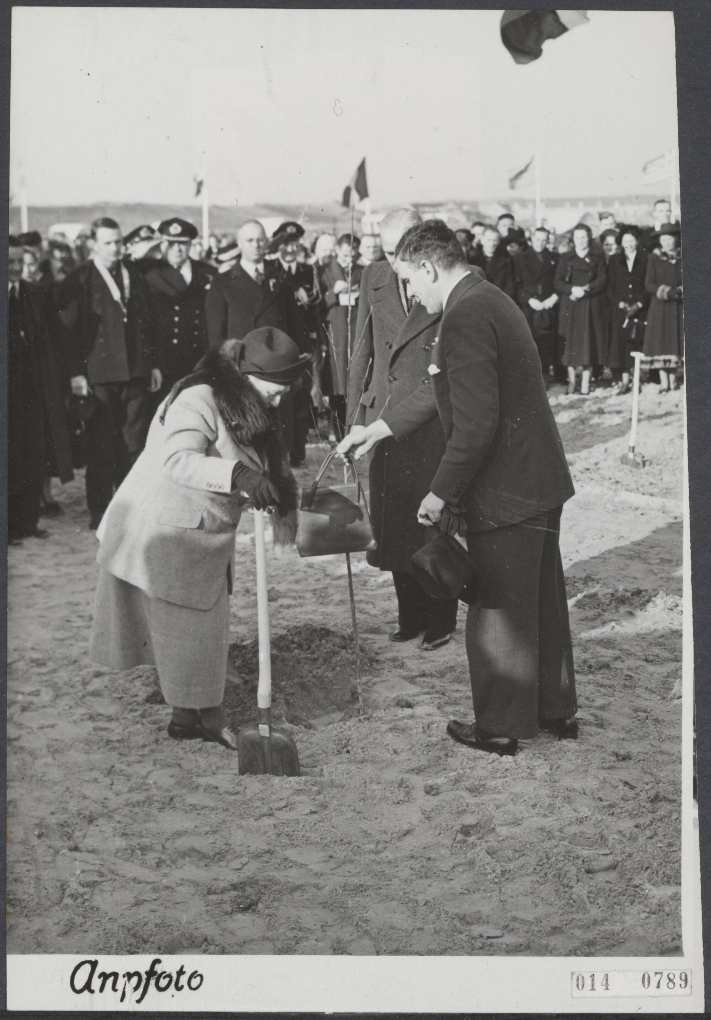 Fotocollectie Elsevier Binnenland — Boomplantdag op Walcheren. Te Westkapelle op het eiland Walcheren werd een begin gemaakt met de beplanting van de door de inundatie ontstane kreek, welke plechtigheid werd bijgewoond door prinses Wilhelmina. Hier plant zij de eerste boom. Naast haar de Commissaris der Koningin in Zeeland, jhr. mr. A.F.C. de Casembroot — Foto: ANP / RVD of rechtenvrij. Licentie: Set B: Rechtenvrij / Publiek Domein. Bron: Nationaal Archief. http://hdl.handle.net/10648/adb1bcea-d0b4-102d-bcf8-003048976d84