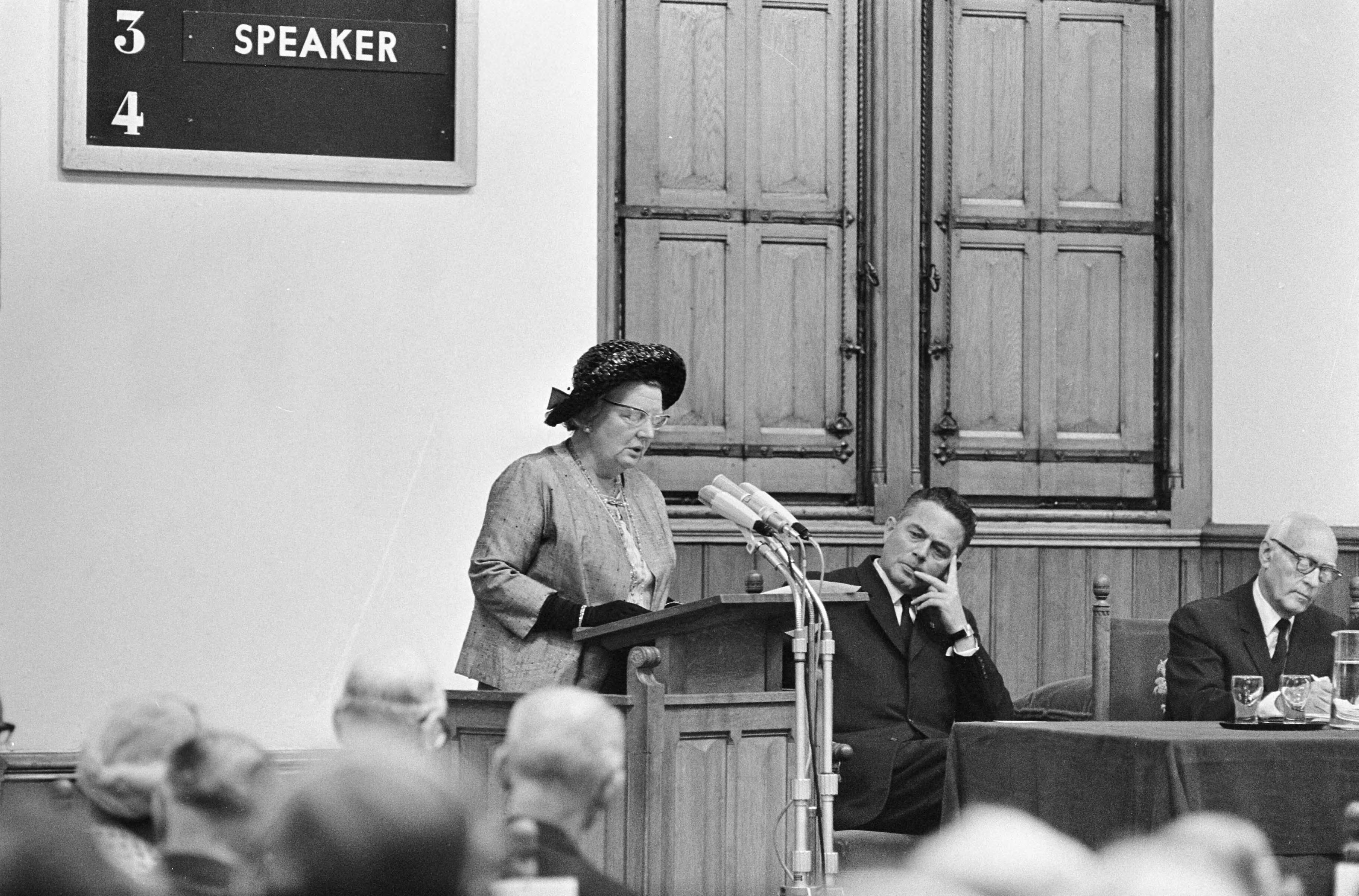 Algemene vergadering van de International Union for Child Welfare te Den Haag — Koningin Juliana opent in de Ridderzaal de vergadering — Foto: Fotograaf Onbekend / Anefo. Licentie: Set B: Rechtenvrij / Publiek Domein. Bron: Nationaal Archief. http://hdl.handle.net/10648/aafa8644-d0b4-102d-bcf8-003048976d84