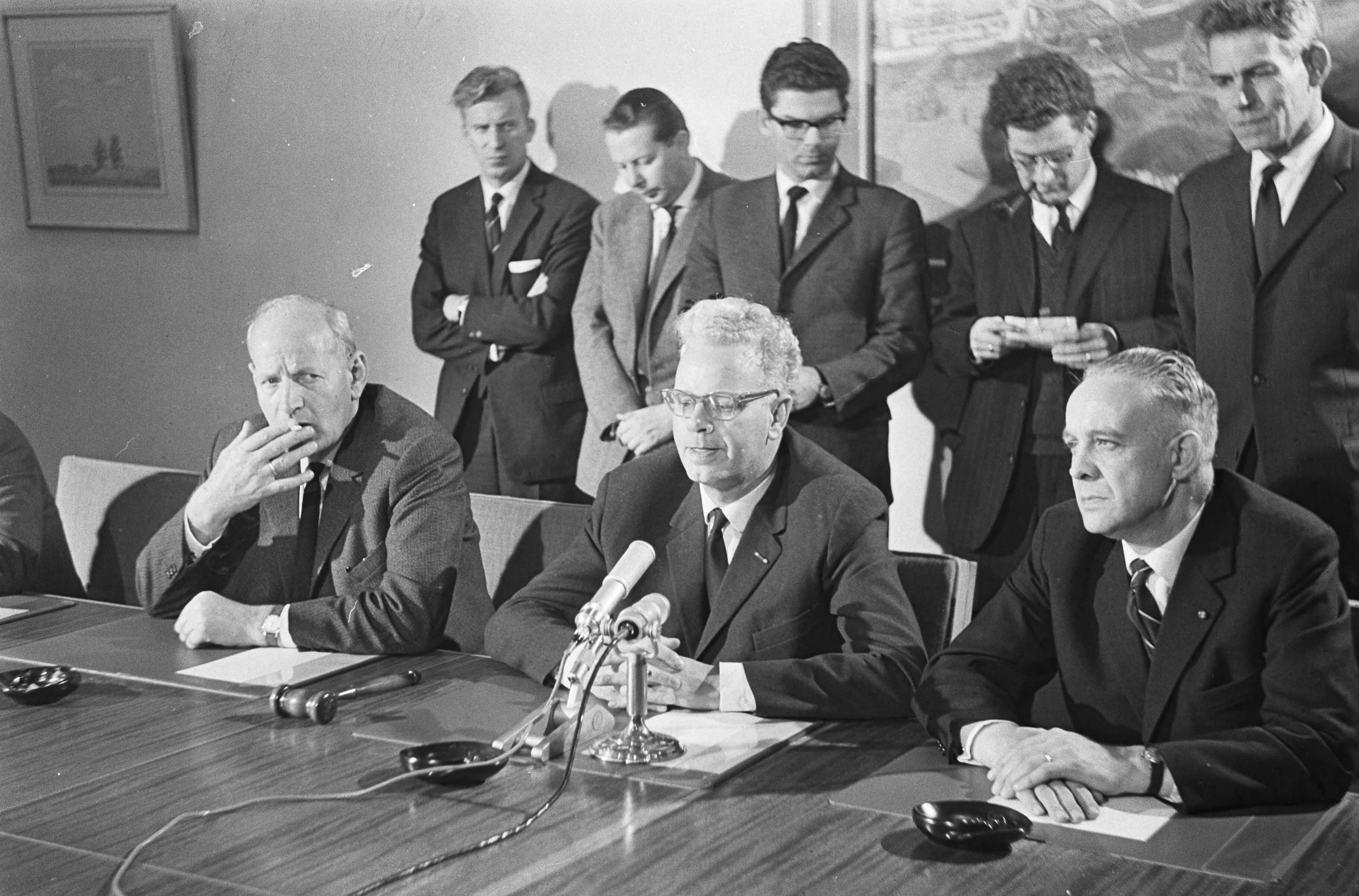 Fotocollectie Anefo — Loonoverleg in SER te Den Haag , de werknemers leggen verklaring af v.l.n.r. Van Eibergen , Roemers, Mertens — Foto: Koch, Eric / Anefo. Licentie: Set B: Rechtenvrij / Publiek Domein. Bron: Nationaal Archief. http://hdl.handle.net/10648/aa847620-d0b4-102d-bcf8-003048976d84