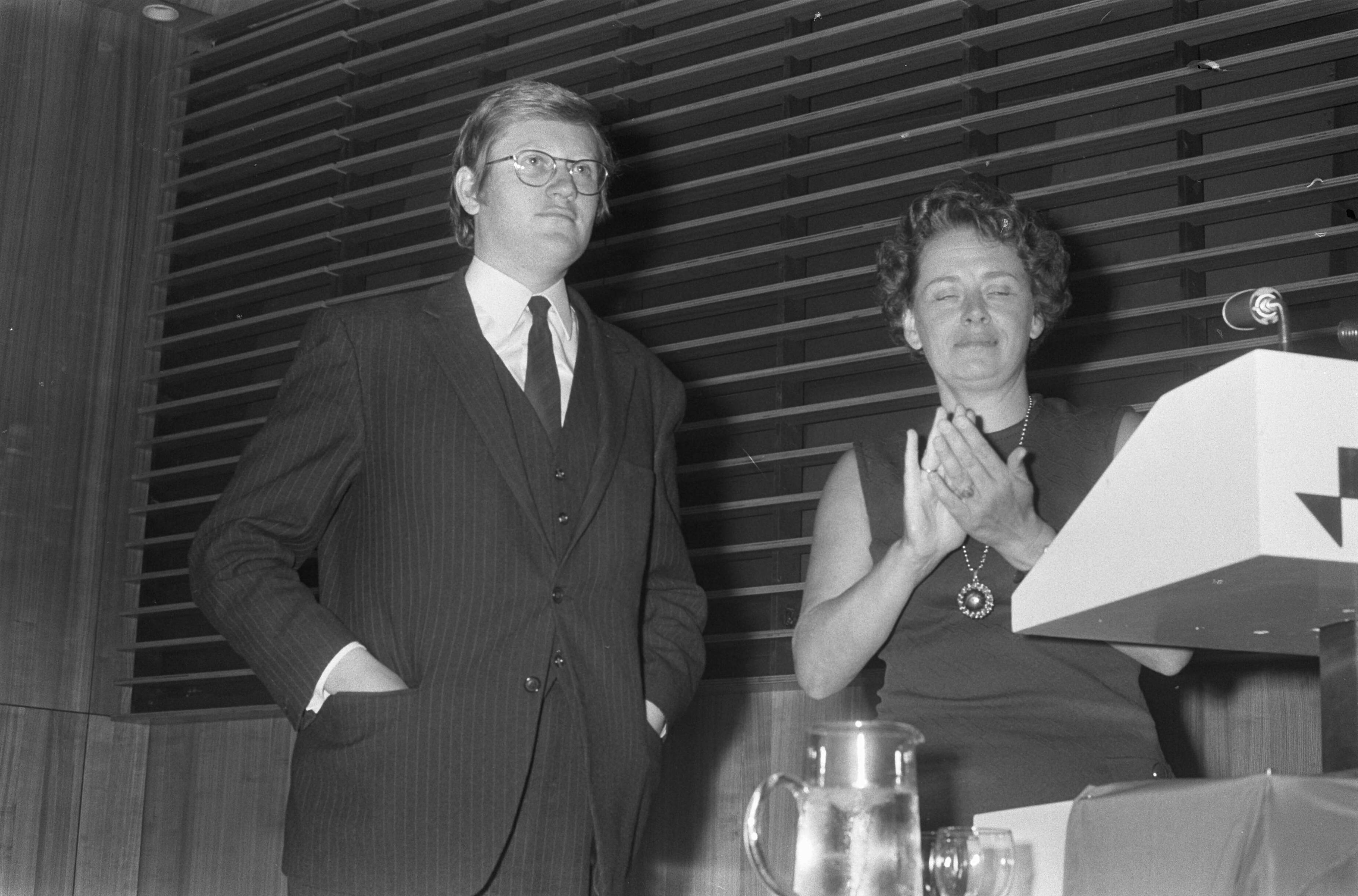 Fotocollectie Anefo — VVD-hoofdbestuur bijeen in Breda om lijsttrekker te kiezen Wiegel en mevrouw Van Someren Downer — Foto: Verhoeff, Bert / Anefo. Licentie: Set B: Rechtenvrij / Publiek Domein. Bron: Nationaal Archief. http://hdl.handle.net/10648/abf6ffc8-d0b4-102d-bcf8-003048976d84