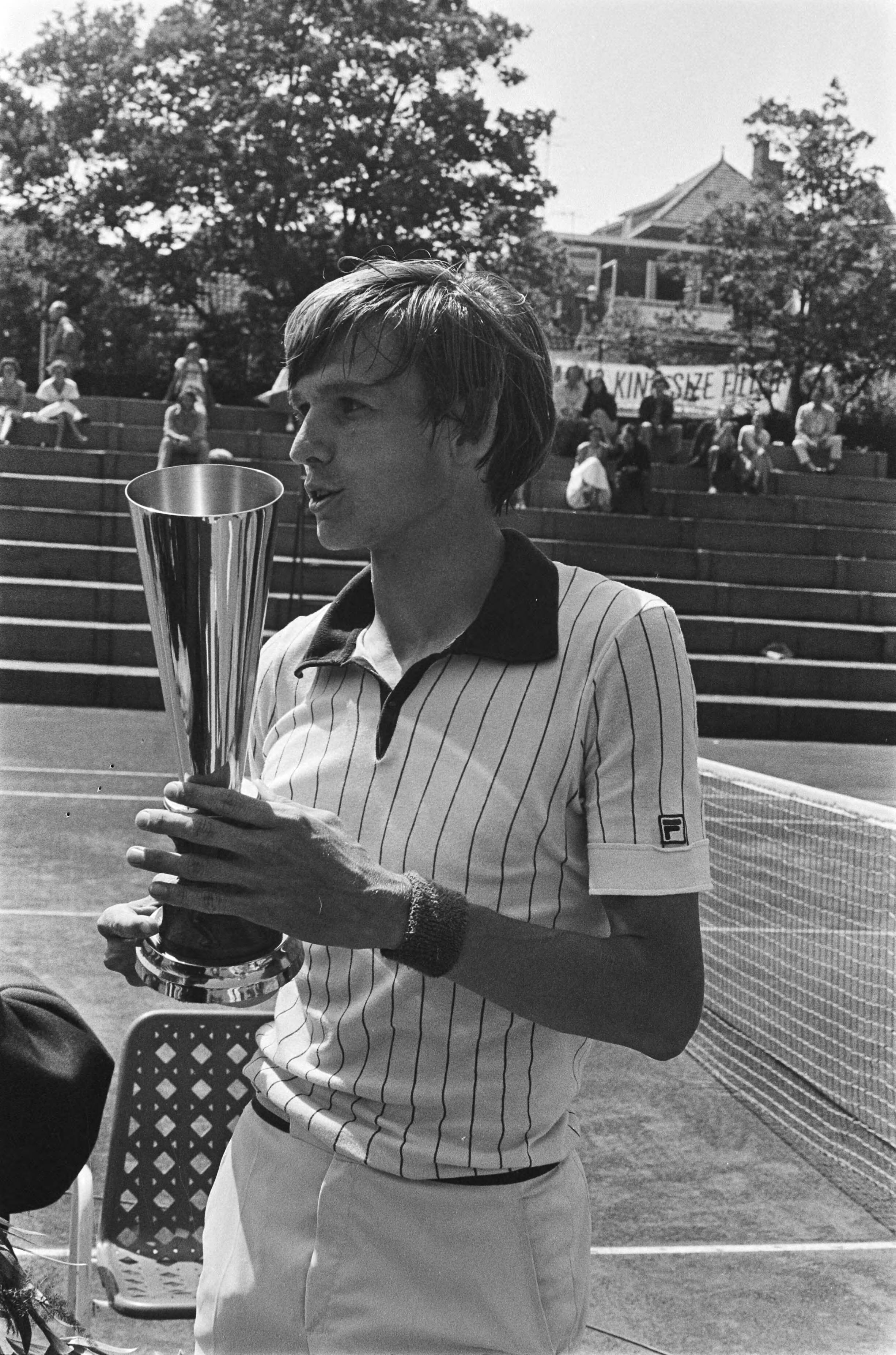 Fotocollectie Anefo — Internationale tenniskampioenschappen van Scheveningen op METS; Loek Sanders met de beker — Foto: Peters, Hans / Anefo. Licentie: Set B: Rechtenvrij / Publiek Domein. Bron: Nationaal Archief. http://hdl.handle.net/10648/ac9f3440-d0b4-102d-bcf8-003048976d84