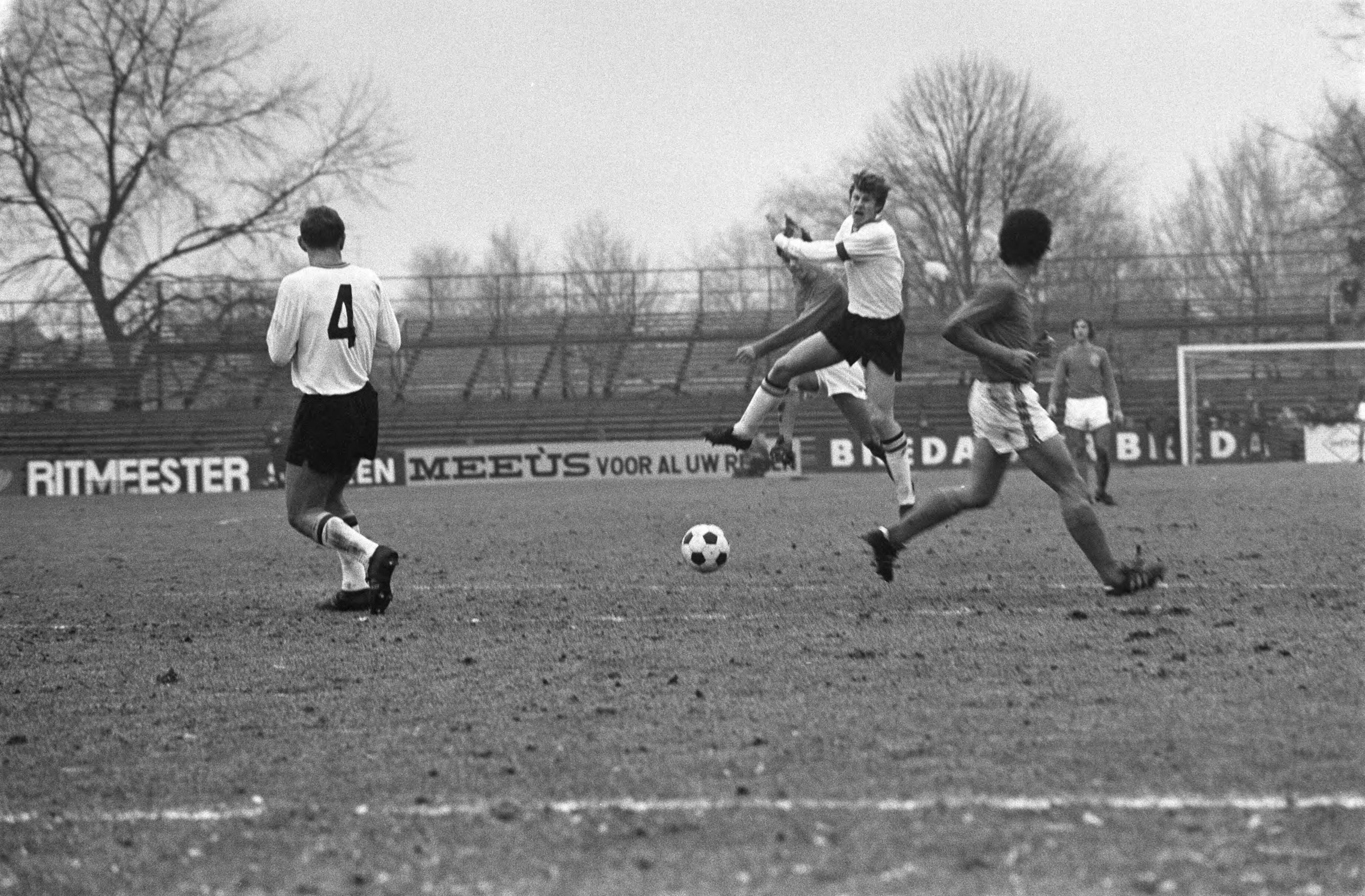 Fotocollectie Anefo — Nederland tegen Belgie Uefa-jeugd 0-1 te Breda. Aktie — Foto: Mieremet, Rob / Anefo. Licentie: Set B: Rechtenvrij / Publiek Domein. Bron: Nationaal Archief. http://hdl.handle.net/10648/ab8b9ac6-d0b4-102d-bcf8-003048976d84