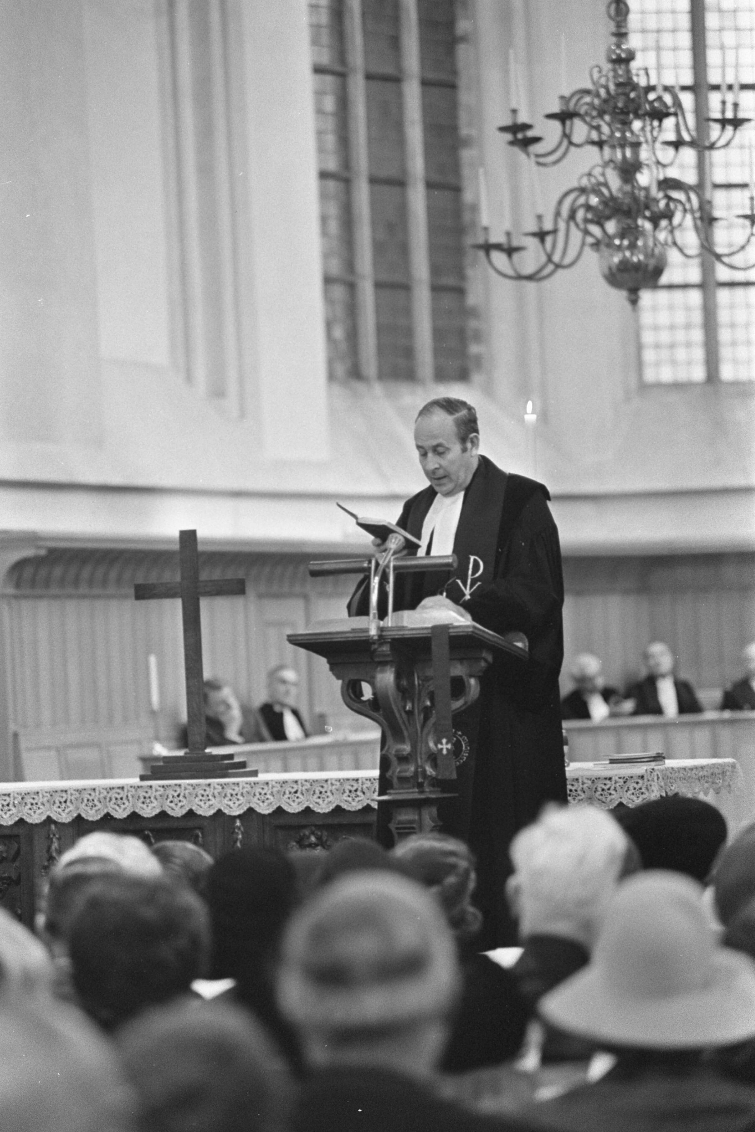 Fotocollectie Anefo — Drie Franse eredoctoraten uitgereikt aan Nederlandse professoren op Franse ambassade, Den Haag . Overzicht zie 233060 vloot predikanten afscheid / — Foto: Mieremet, Rob / Anefo. Licentie: Set B: Rechtenvrij / Publiek Domein. Bron: Nationaal Archief. http://hdl.handle.net/10648/ab8f2a60-d0b4-102d-bcf8-003048976d84