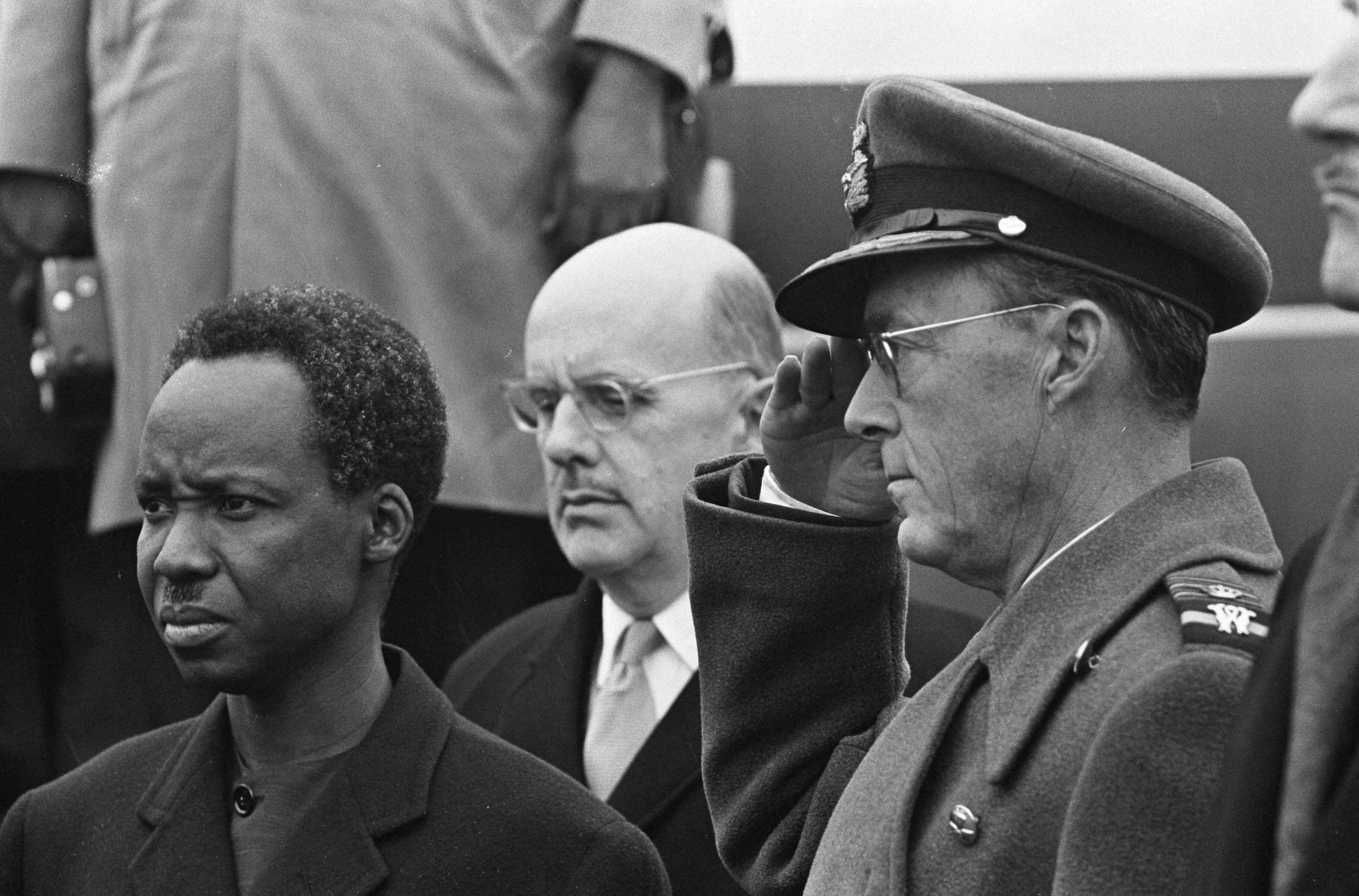Staatsbezoek president Nyerere van Tanzania aan Nederland (1965) — Staatsbezoek president Nyerere van Tanzania, Prins Bernhard en president Nyerere tijdens het spelen van het volkslied op vliegveld Soesterberg — Foto: Koch, Eric / Anefo. Licentie: Set B: Rechtenvrij / Publiek Domein. Bron: Nationaal Archief. http://hdl.handle.net/10648/aaa11d34-d0b4-102d-bcf8-003048976d84