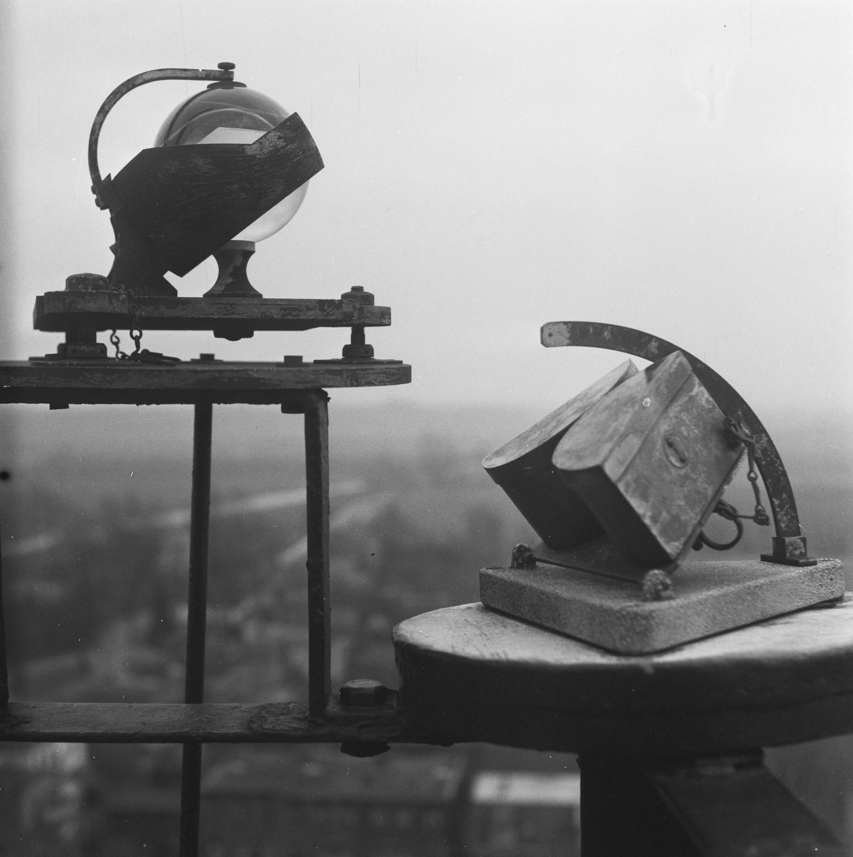 Fotocollectie Anefo — Meteorologisch Instituut te Den Bilt — Foto: Breijer, Charles / Anefo. Licentie: Set B: Rechtenvrij / Publiek Domein. Bron: Nationaal Archief. http://hdl.handle.net/10648/a89b20ca-d0b4-102d-bcf8-003048976d84