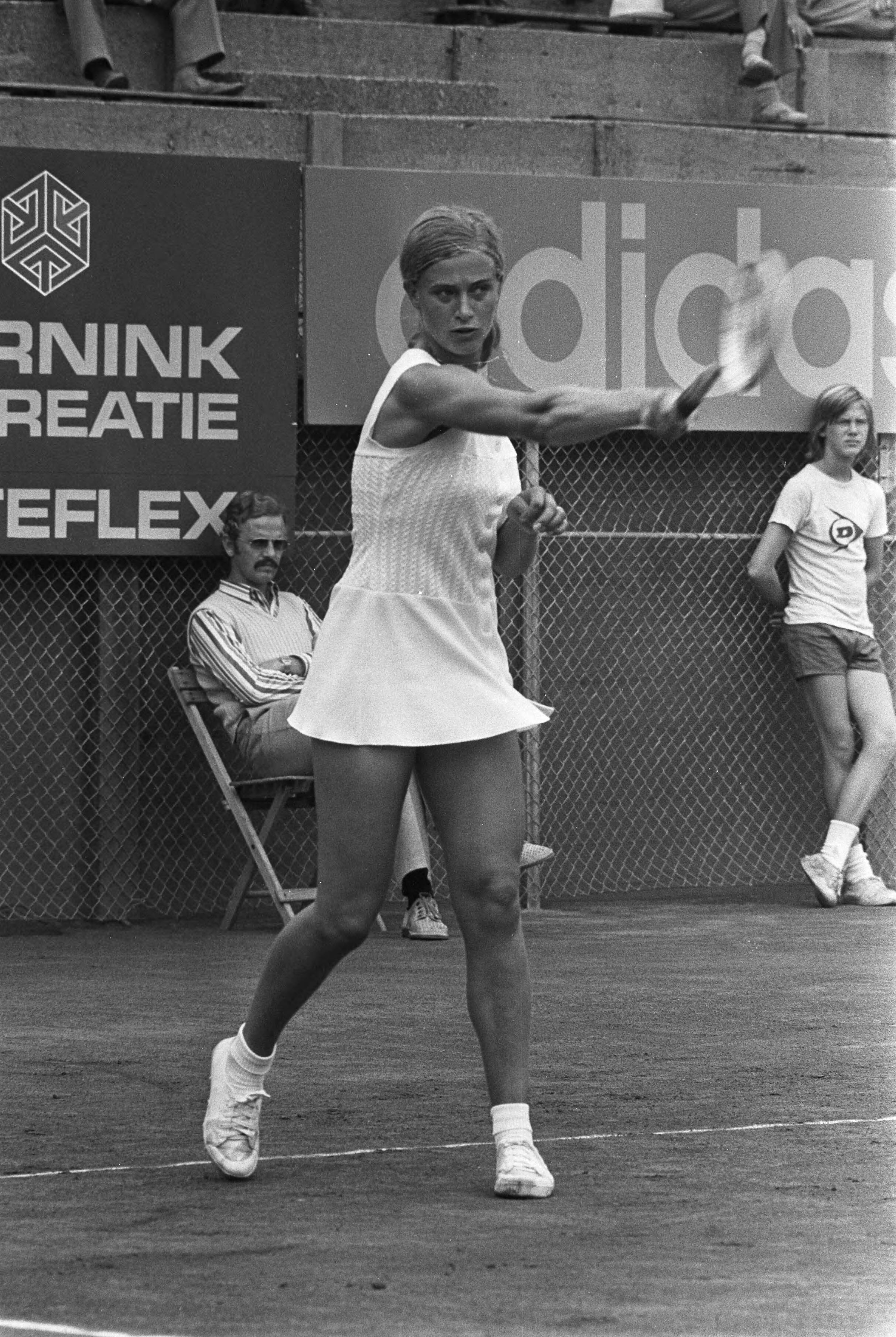 Fotocollectie Anefo — Nederlandse Kampioenschappen Tennis te Scheveningen, Elly Appel in aktie — Foto: Verhoeff, Bert / Anefo. Licentie: Set B: Rechtenvrij / Publiek Domein. Bron: Nationaal Archief. http://hdl.handle.net/10648/ac344b94-d0b4-102d-bcf8-003048976d84