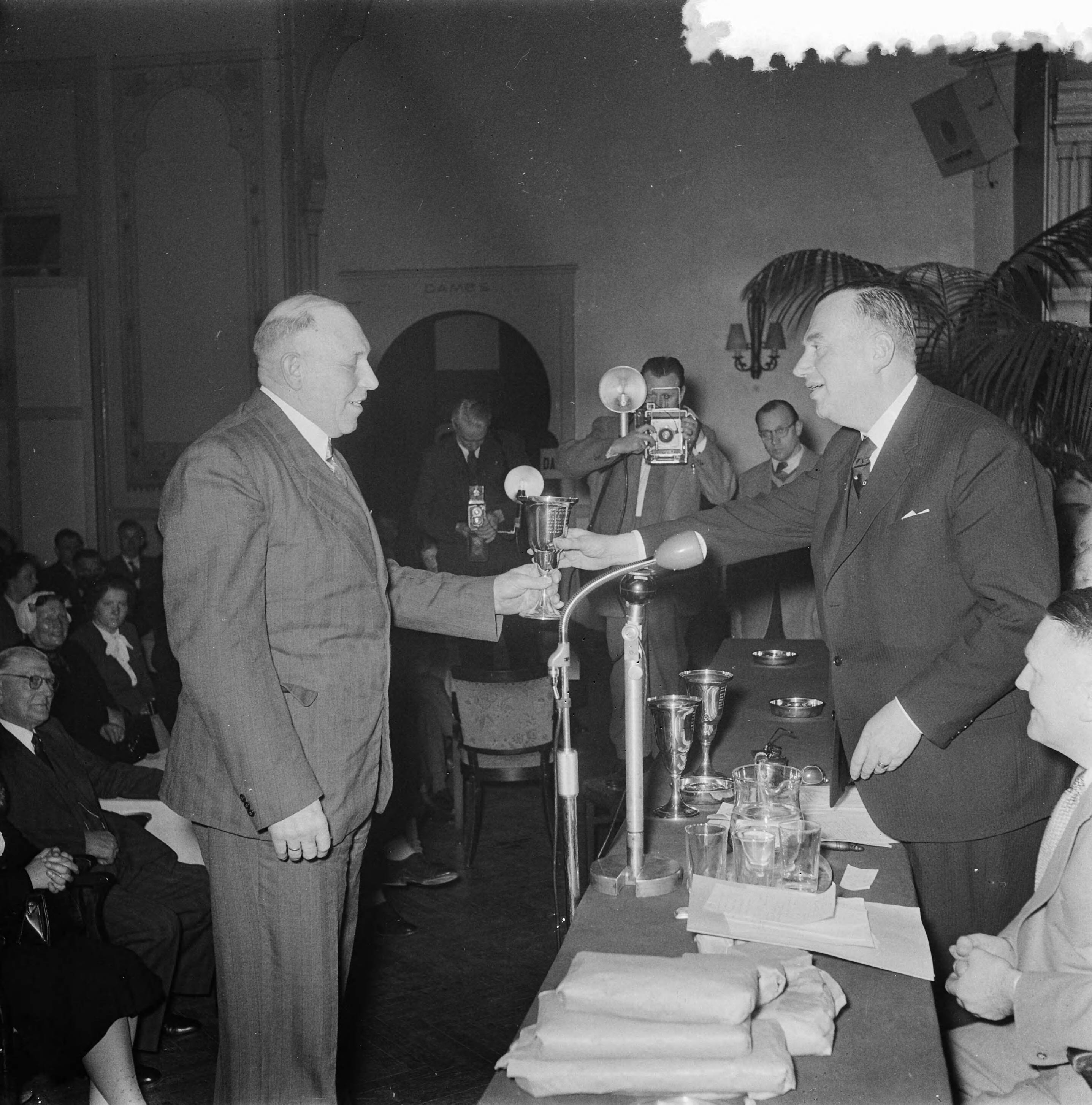 Fotocollectie Anefo — Prijsuitreiking in Den Haag voor Bedrijfschapprijzen voor best verzorgde vis — Foto: Noske, J.D. / Anefo. Licentie: Set B: Rechtenvrij / Publiek Domein. Bron: Nationaal Archief. http://hdl.handle.net/10648/a91e7c86-d0b4-102d-bcf8-003048976d84