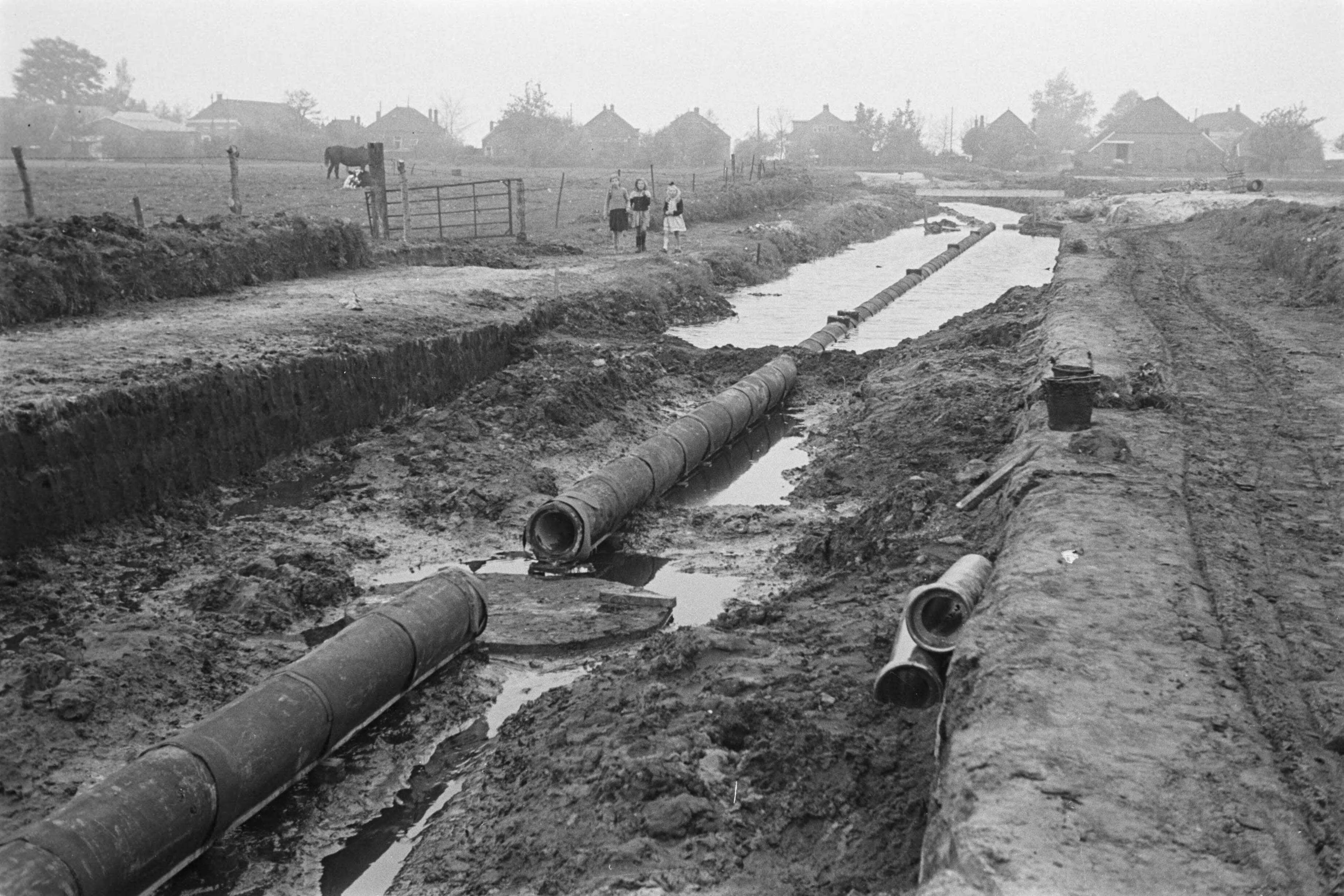 Fotocollectie Nederlandse Heidemaatschappij — Veendam|aanleg wegen |rioleringen|Groningen — Foto: Fotograaf Onbekend / Heidemij. Licentie: Set B: Rechtenvrij / Publiek Domein. Bron: Nationaal Archief. http://hdl.handle.net/10648/ae893f76-d0b4-102d-bcf8-003048976d84