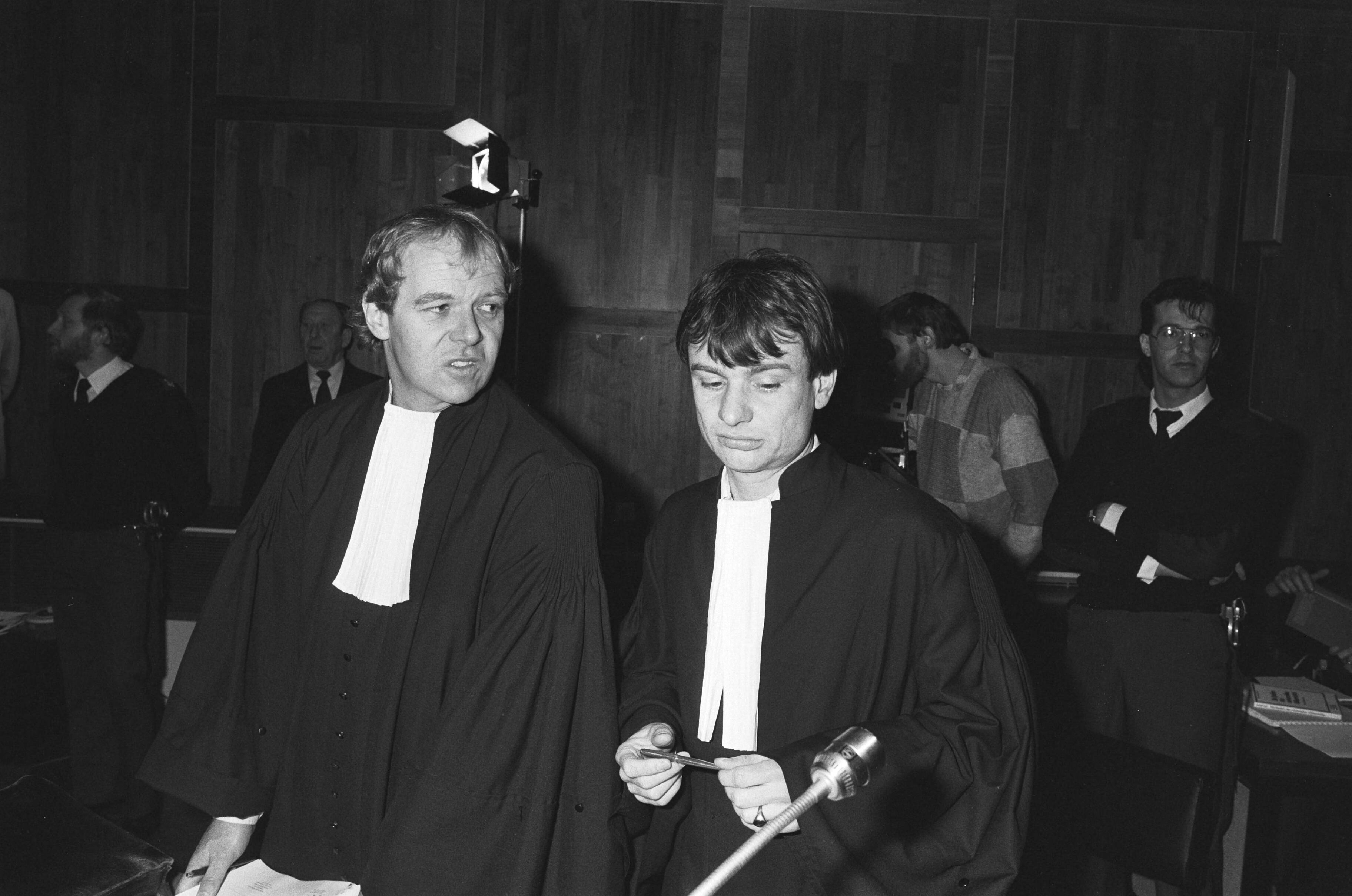 Proces tegen de staat van Stichting Verbiedt de Kruisraket in Den Haag — De advocaten van de stichting, mr. Ingelse (l) en mr. van den Biesen (r) — Foto: Gerrits, Roland / Anefo. Licentie: Set B: Rechtenvrij / Publiek Domein. Bron: Nationaal Archief. http://hdl.handle.net/10648/ad50bd6e-d0b4-102d-bcf8-003048976d84