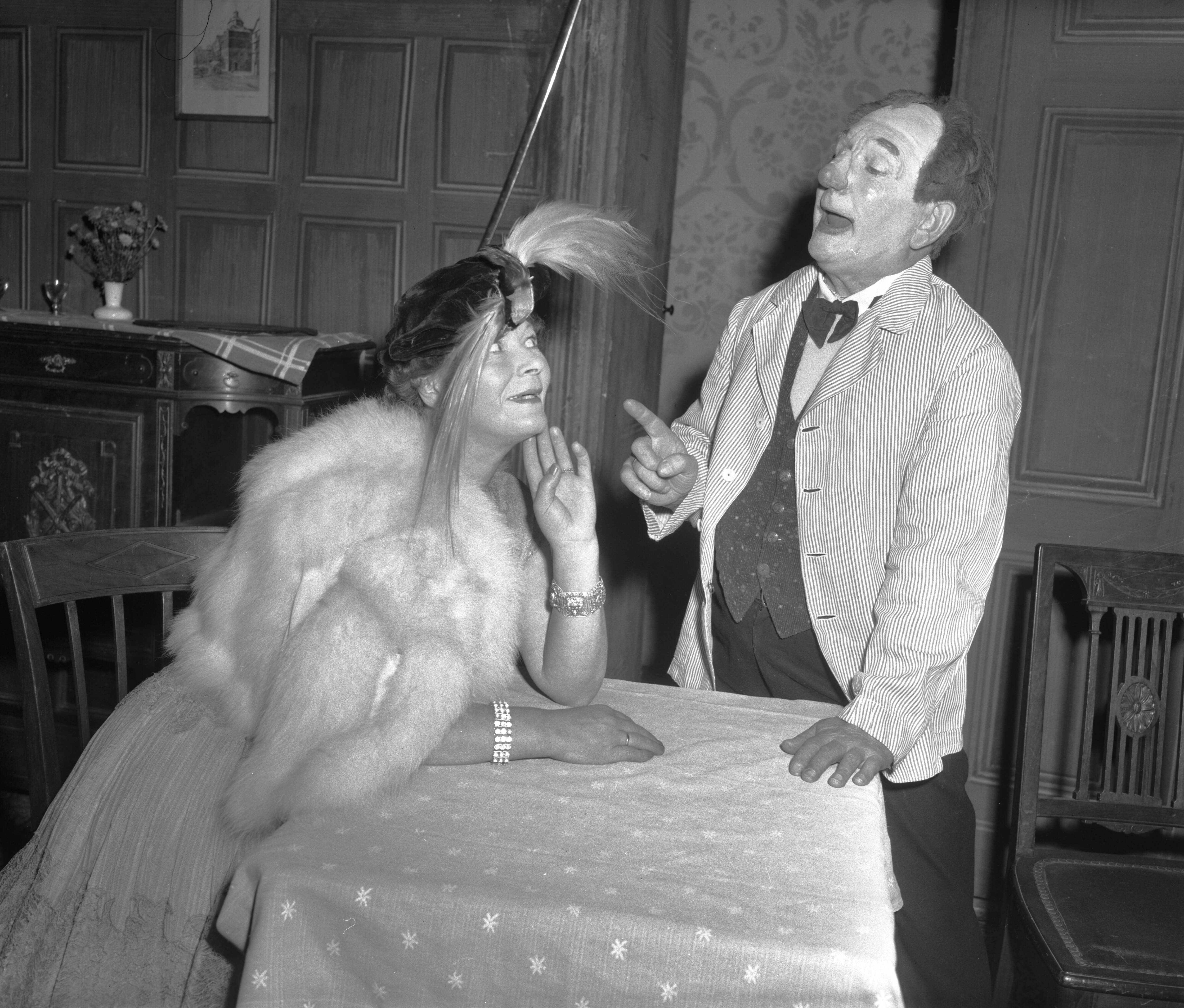 Fotocollectie Anefo — Optreden van de clown Siem Nieuwenhuyzen in de Kurzaal te Scheveningen voor het Prinses Beatrix Poliofonds. Siem Nieuwenhuyzen in de rol van huisknecht. Links zijn echtgenote Conny Polderman — Foto: Behrens, Herbert F. / Anefo. Licentie: Set B: Rechtenvrij / Publiek Domein. Bron: Nationaal Archief. http://hdl.handle.net/10648/a9bb6e9c-d0b4-102d-bcf8-003048976d84