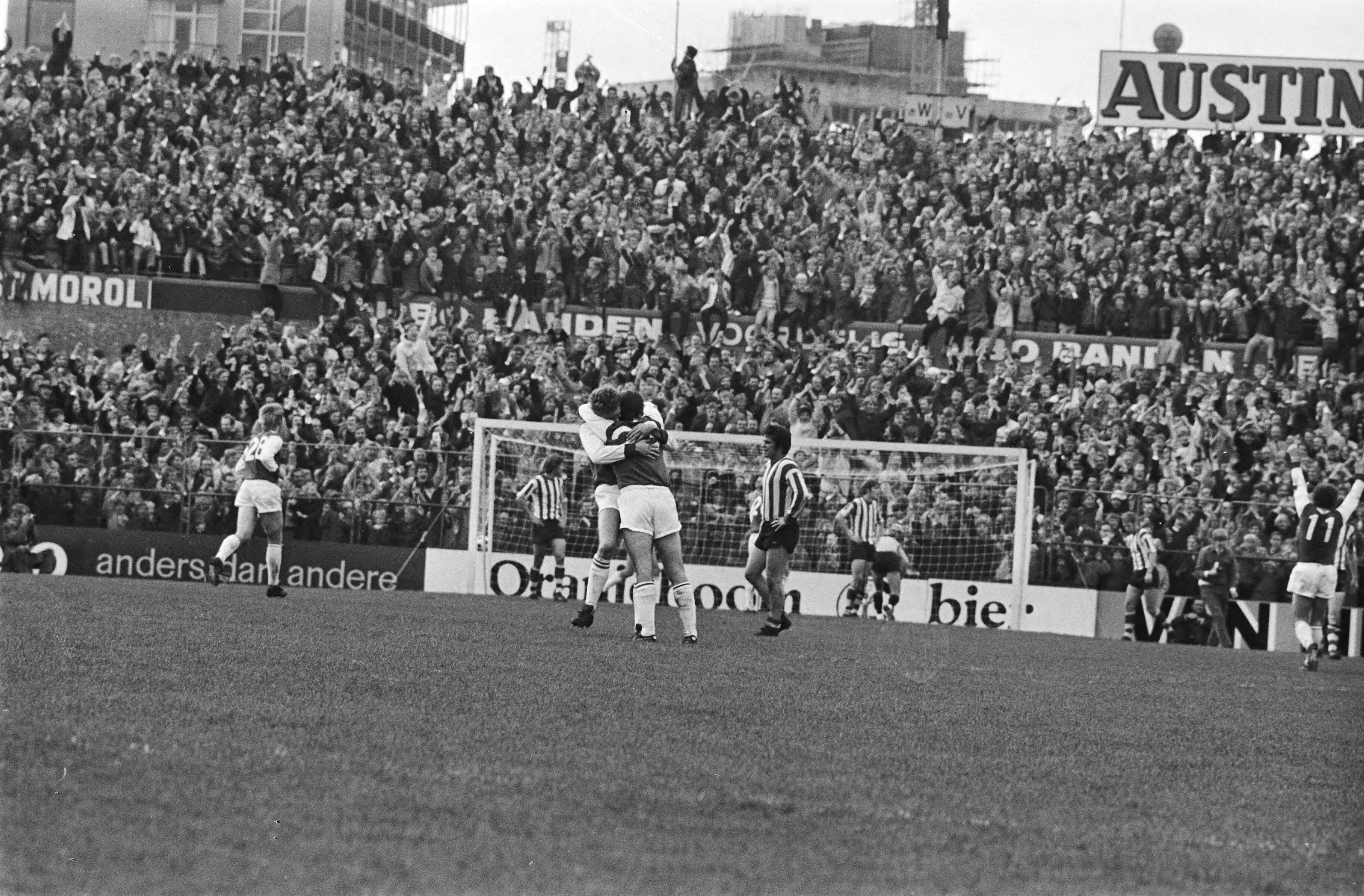 Fotocollectie Anefo — FC Utrecht tegen Sparta 1-1; doelpunt Utrecht — Foto: Verhoeff, Bert / Anefo. Licentie: Set B: Rechtenvrij / Publiek Domein. Bron: Nationaal Archief. http://hdl.handle.net/10648/aba88456-d0b4-102d-bcf8-003048976d84