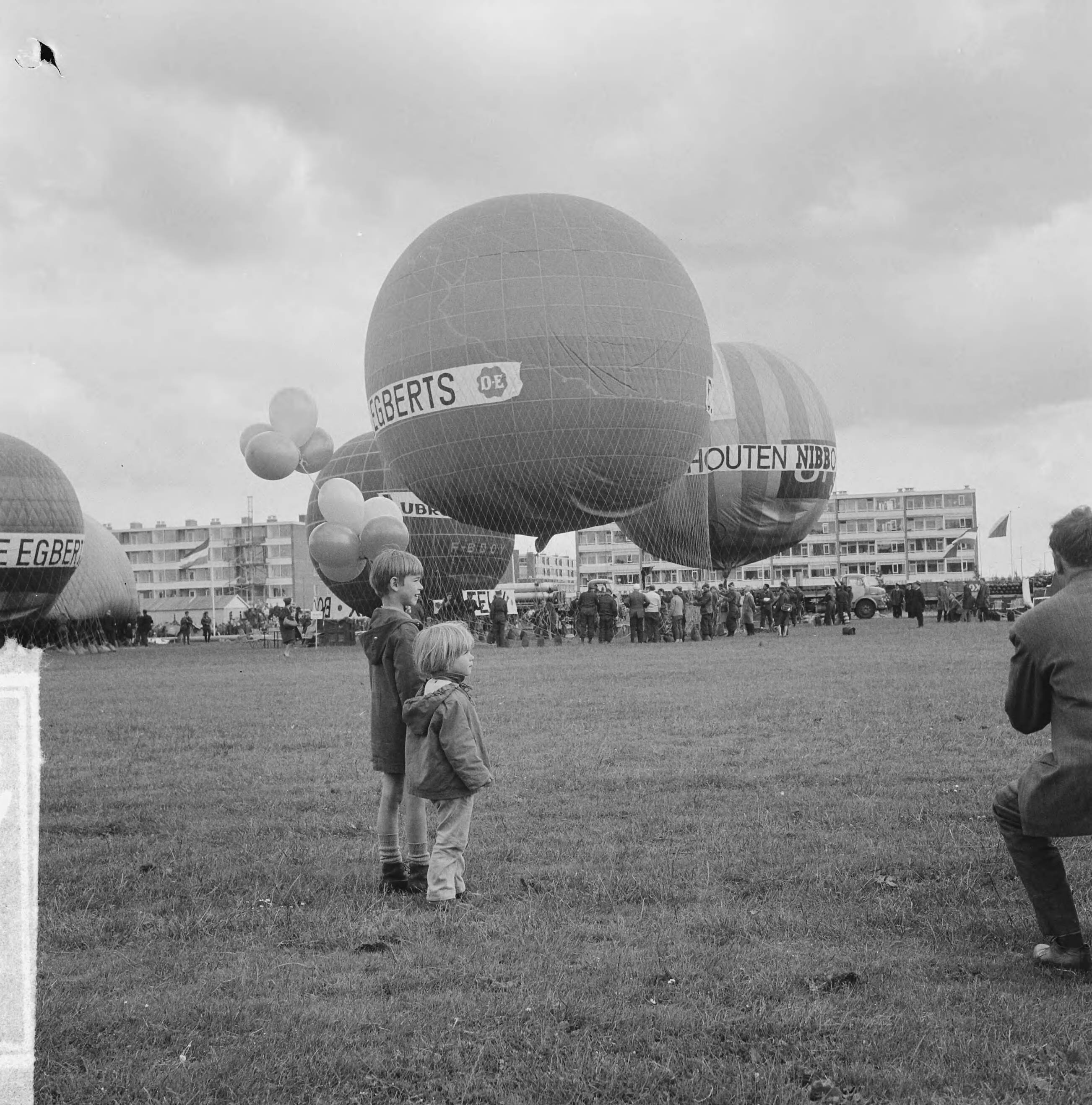 Fotocollectie Anefo — Ballonrace in Utrecht, het van start gaan van de Engelse deelnemers — Foto: Gelderen, Hugo van / Anefo. Licentie: Set B: Rechtenvrij / Publiek Domein. Bron: Nationaal Archief. http://hdl.handle.net/10648/aa6dbad4-d0b4-102d-bcf8-003048976d84