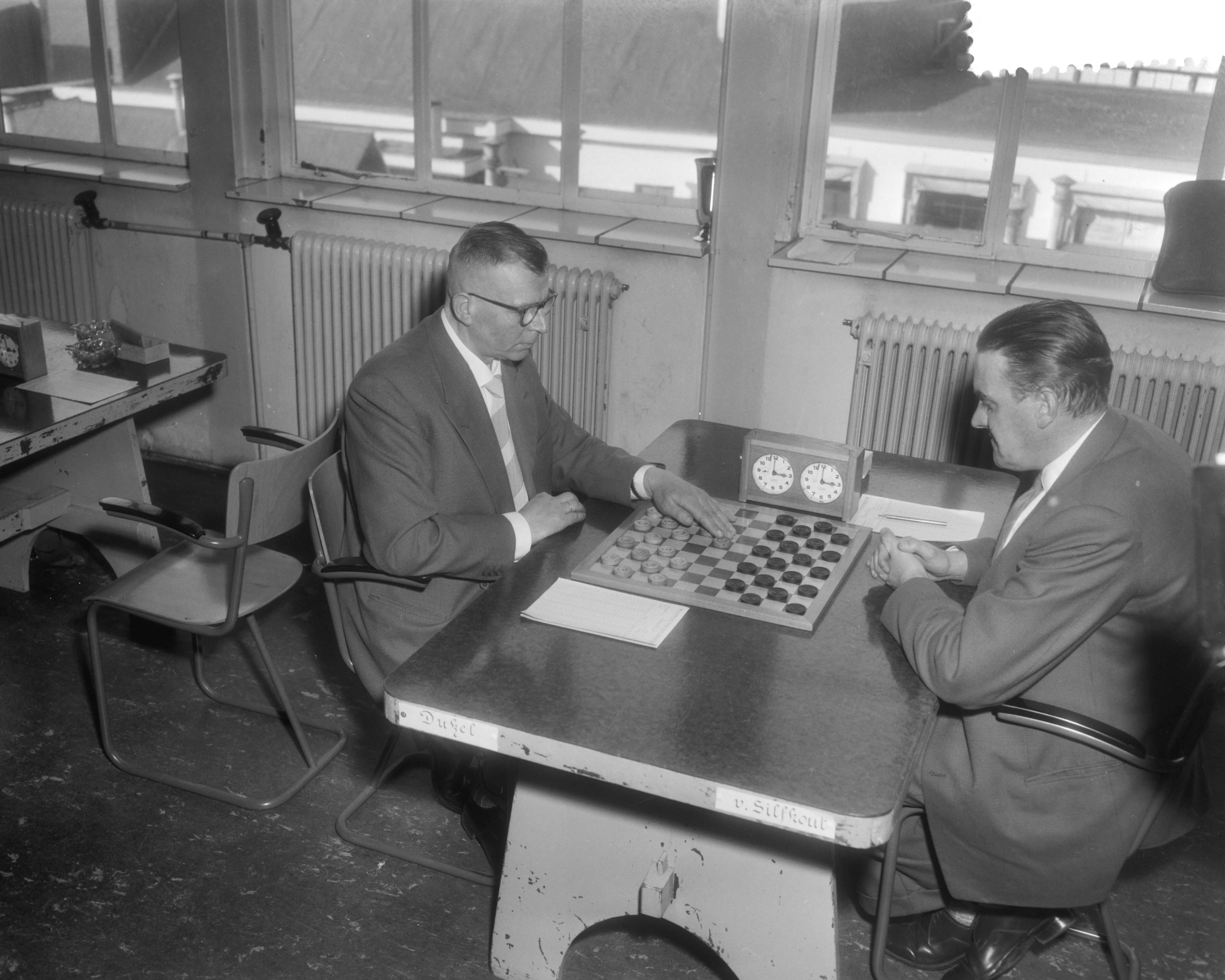 Fotocollectie Anefo — Laatste wedstrijd om het persoonlijke damkampioenschap van Nederland te Utrecht. Baris Dukel (links) tegen Herman van Silfhout (1-1). Dukel werd kampioen — Foto: Pot, Harry / Anefo. Licentie: Set B: Rechtenvrij / Publiek Domein. Bron: Nationaal Archief. http://hdl.handle.net/10648/a98ea9ac-d0b4-102d-bcf8-003048976d84