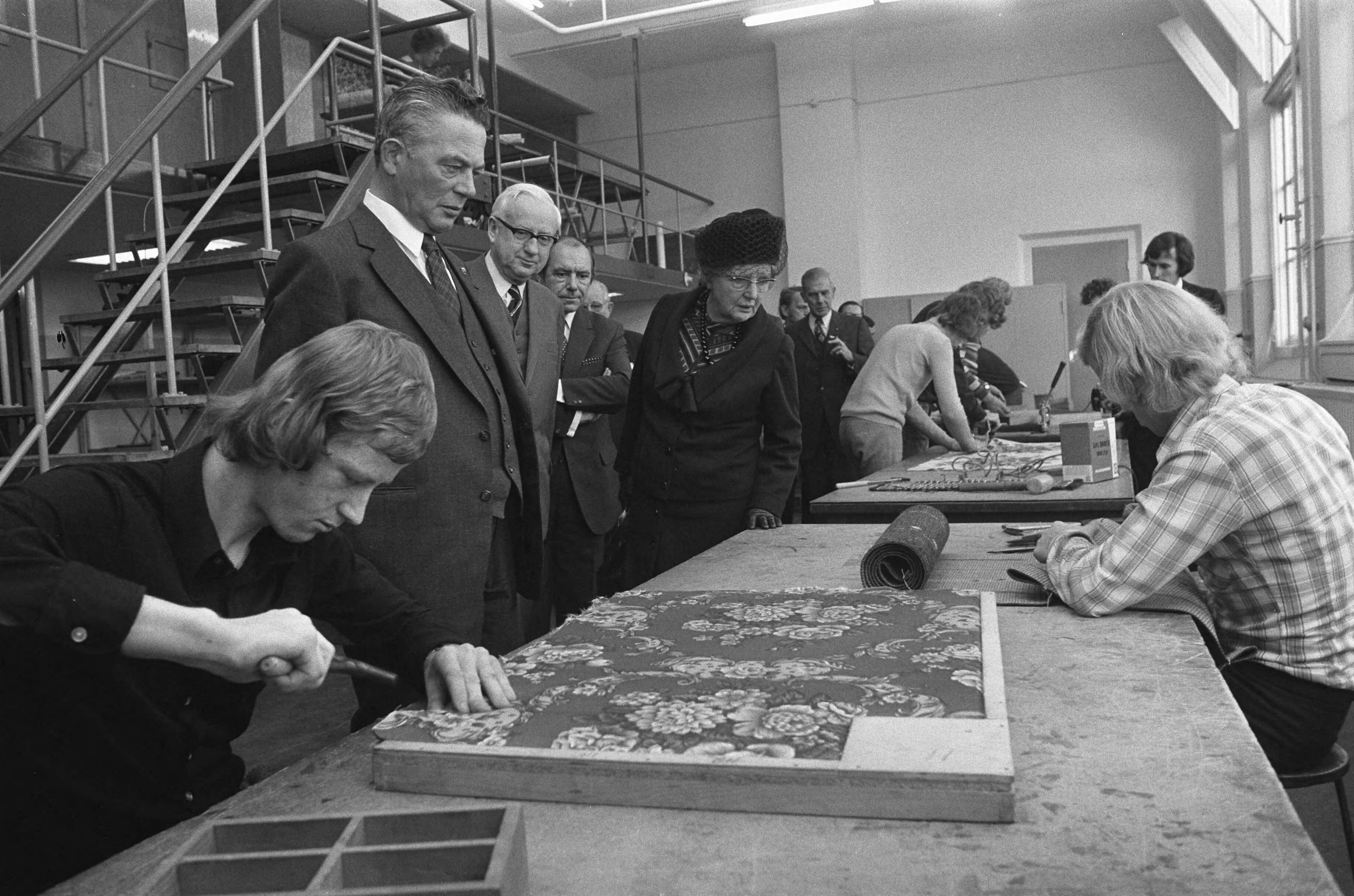 Koningin Juliana bezoekt scholen in Den Haag — De koningin bekijkt een aantal leerlingen aan het werk — Foto: Fotograaf Onbekend / Anefo. Licentie: Set B: Rechtenvrij / Publiek Domein. Bron: Nationaal Archief. http://hdl.handle.net/10648/ac3c3bf6-d0b4-102d-bcf8-003048976d84