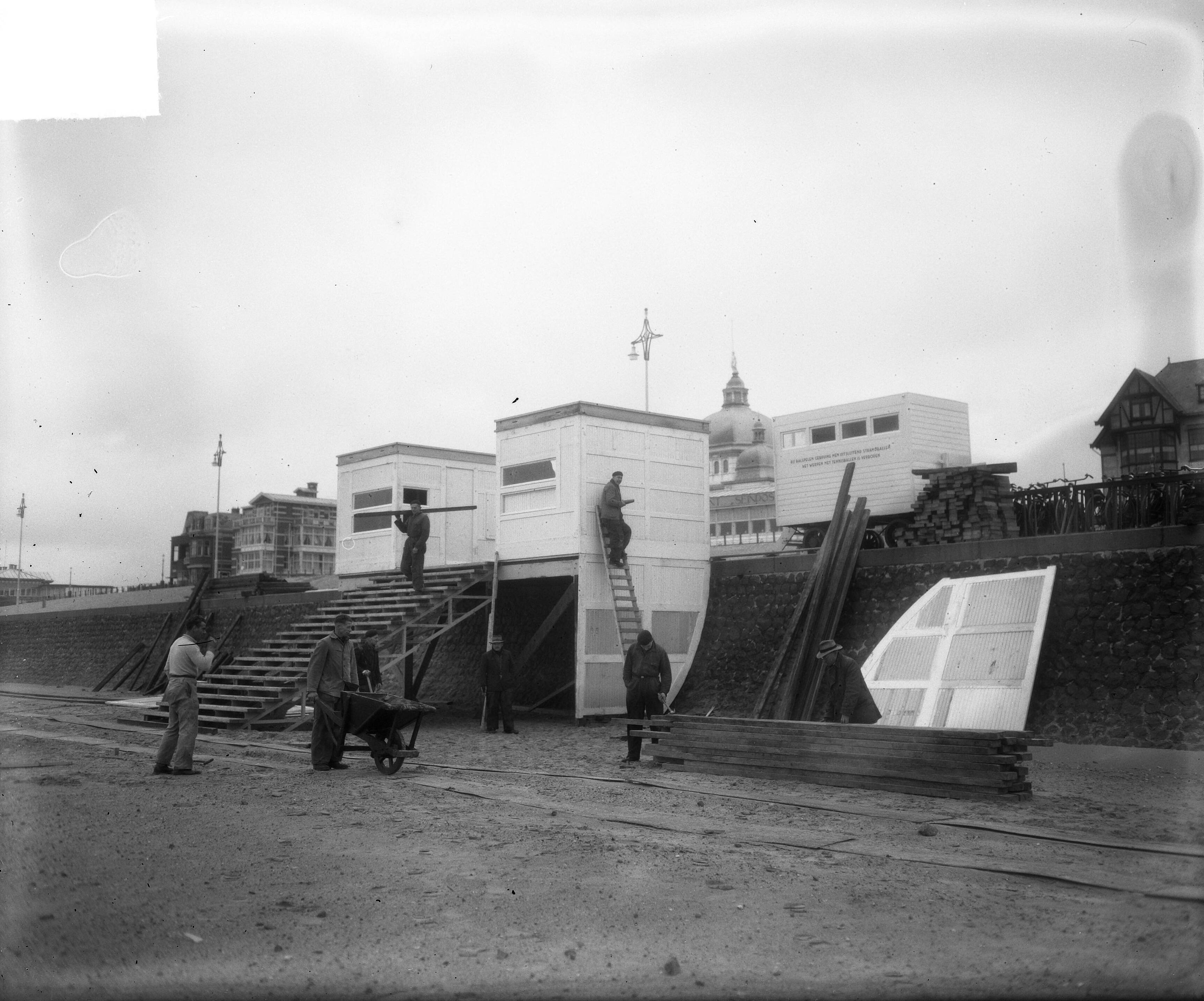 Fotocollectie Anefo — Opbouw Volkszeebad Scheveningen — Foto: Duinen, H. van / Anefo. Licentie: Set B: Rechtenvrij / Publiek Domein. Bron: Nationaal Archief. http://hdl.handle.net/10648/a8e8b81c-d0b4-102d-bcf8-003048976d84