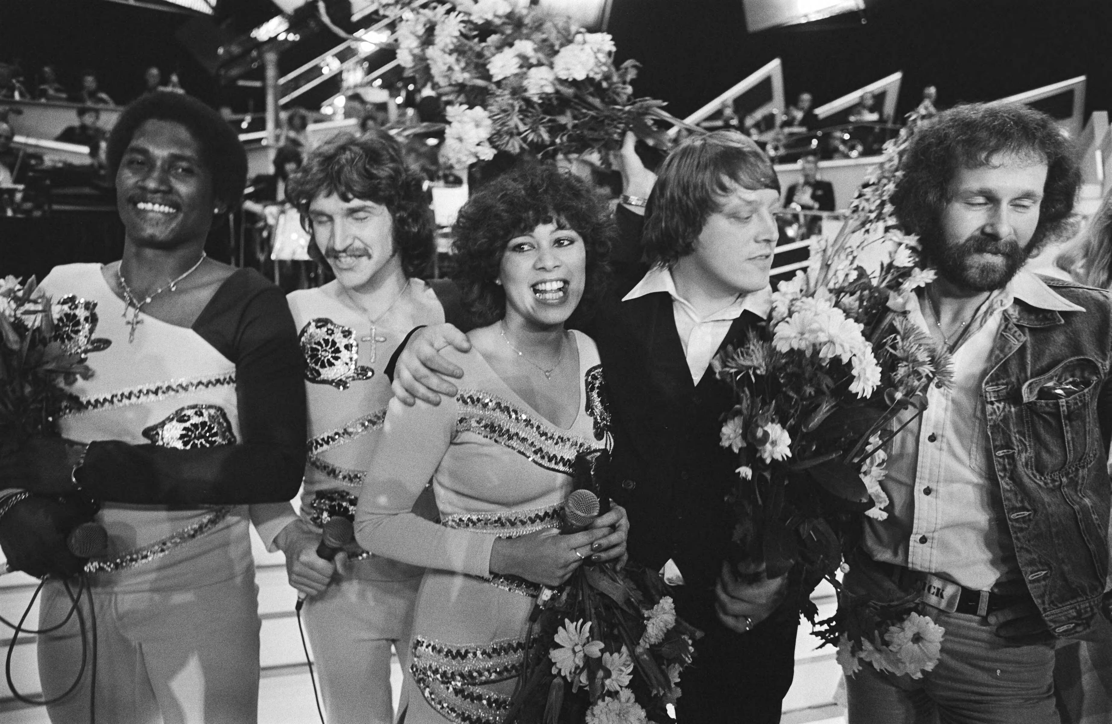 Fotocollectie Anefo — Nationaal Songfestival in Den Haag ; Harmony in de bloemen (close) — Foto: Suyk, Koen / Anefo. Licentie: Set B: Rechtenvrij / Publiek Domein. Bron: Nationaal Archief. http://hdl.handle.net/10648/acaceae0-d0b4-102d-bcf8-003048976d84