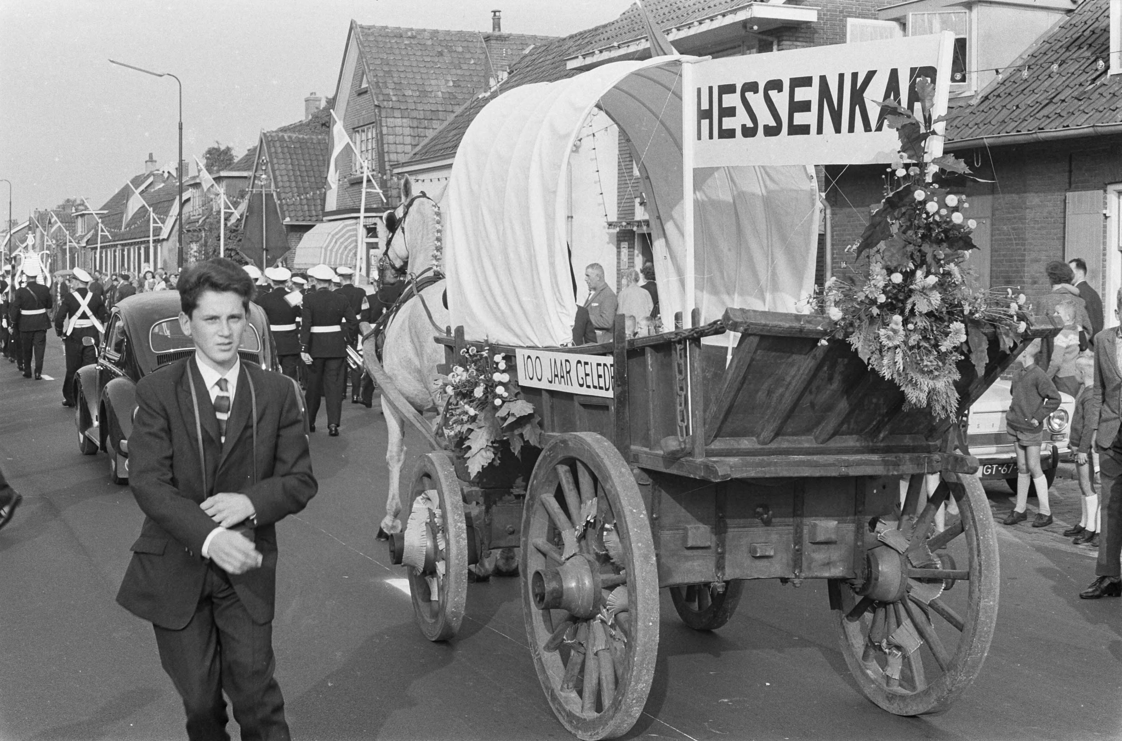 Fotocollectie Anefo — Hessenweg in De Bilt geopend door burgemeester K. Fabius. Na de opening reden er z.g. Hessenkarren over de weg — Foto: Gelderen, Hugo van / Anefo. Licentie: Set B: Rechtenvrij / Publiek Domein. Bron: Nationaal Archief. http://hdl.handle.net/10648/aa1a4192-d0b4-102d-bcf8-003048976d84
