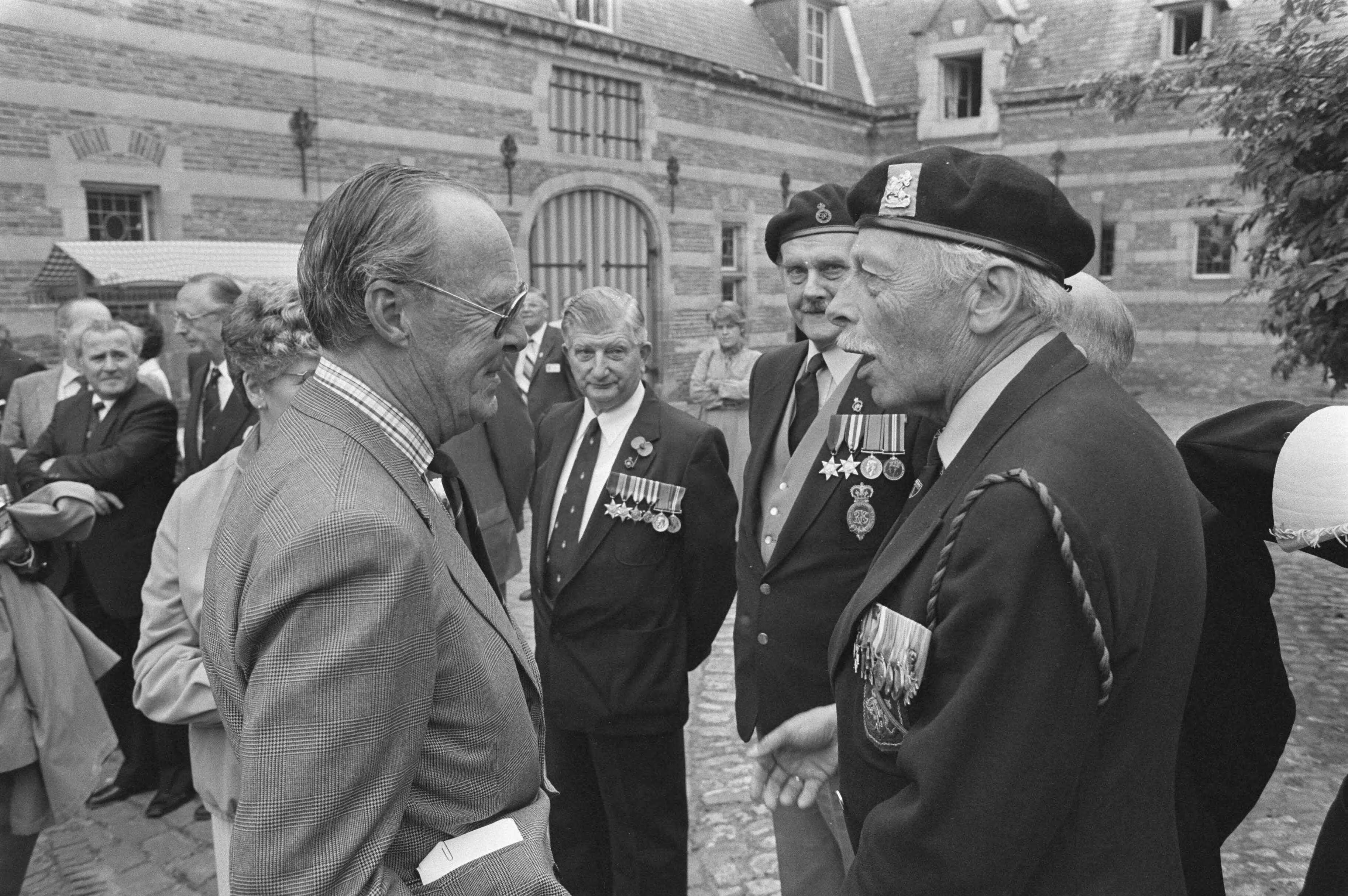 Fotocollectie Anefo — Prins Bernhard is aanwezig bij de bijeenkomst ter gelegenheid van de 40e verjaardag bevrijding in Heeswijk-Dinter; Bernhard in gesprek — Foto: Croes, Rob C. / Anefo. Licentie: Set B: Rechtenvrij / Publiek Domein. Bron: Nationaal Archief. http://hdl.handle.net/10648/ad3d4888-d0b4-102d-bcf8-003048976d84